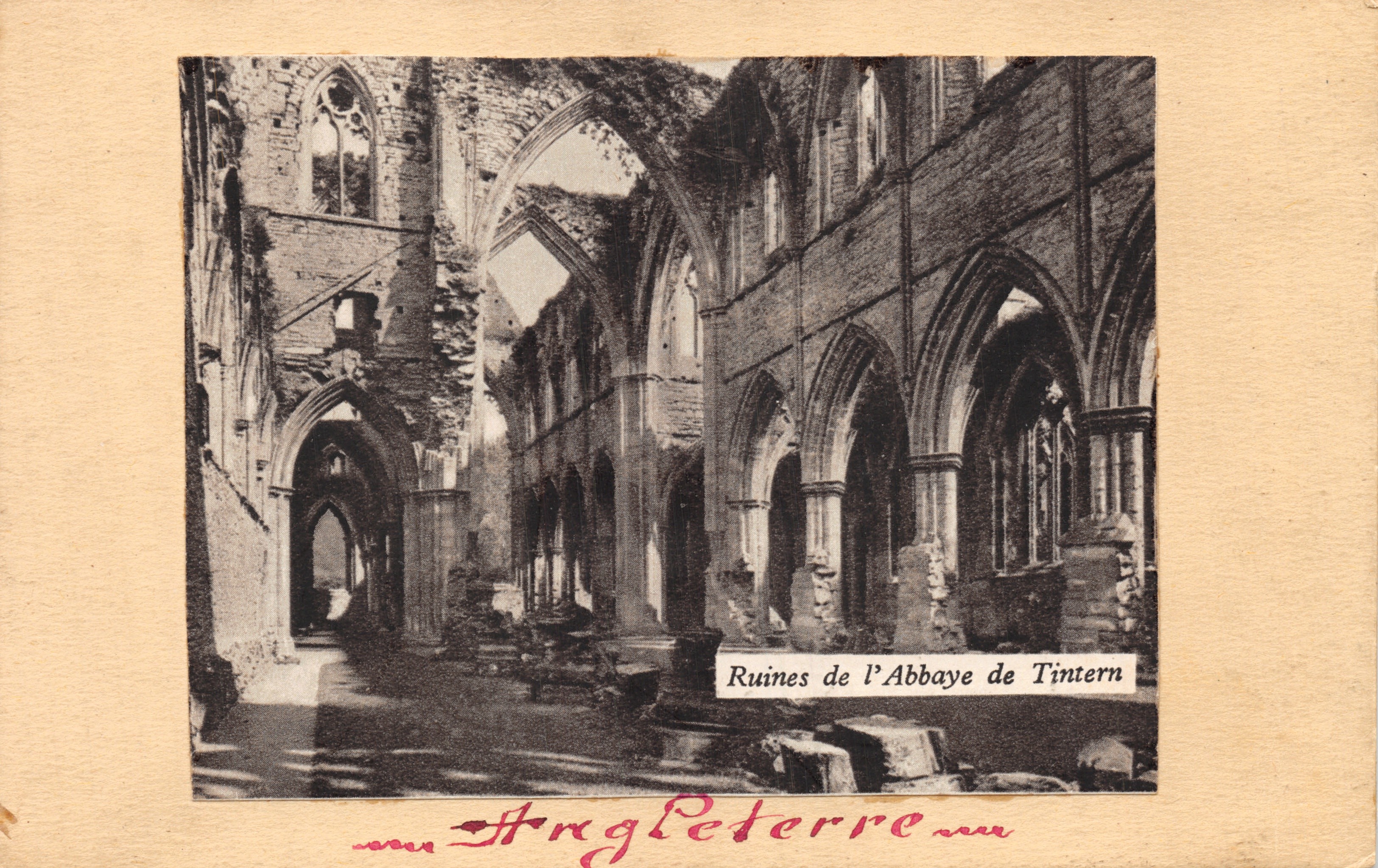Ruines de l'Abbaye de Tintern — couloir gothique avec arcs et lierre — éditeur non identifié