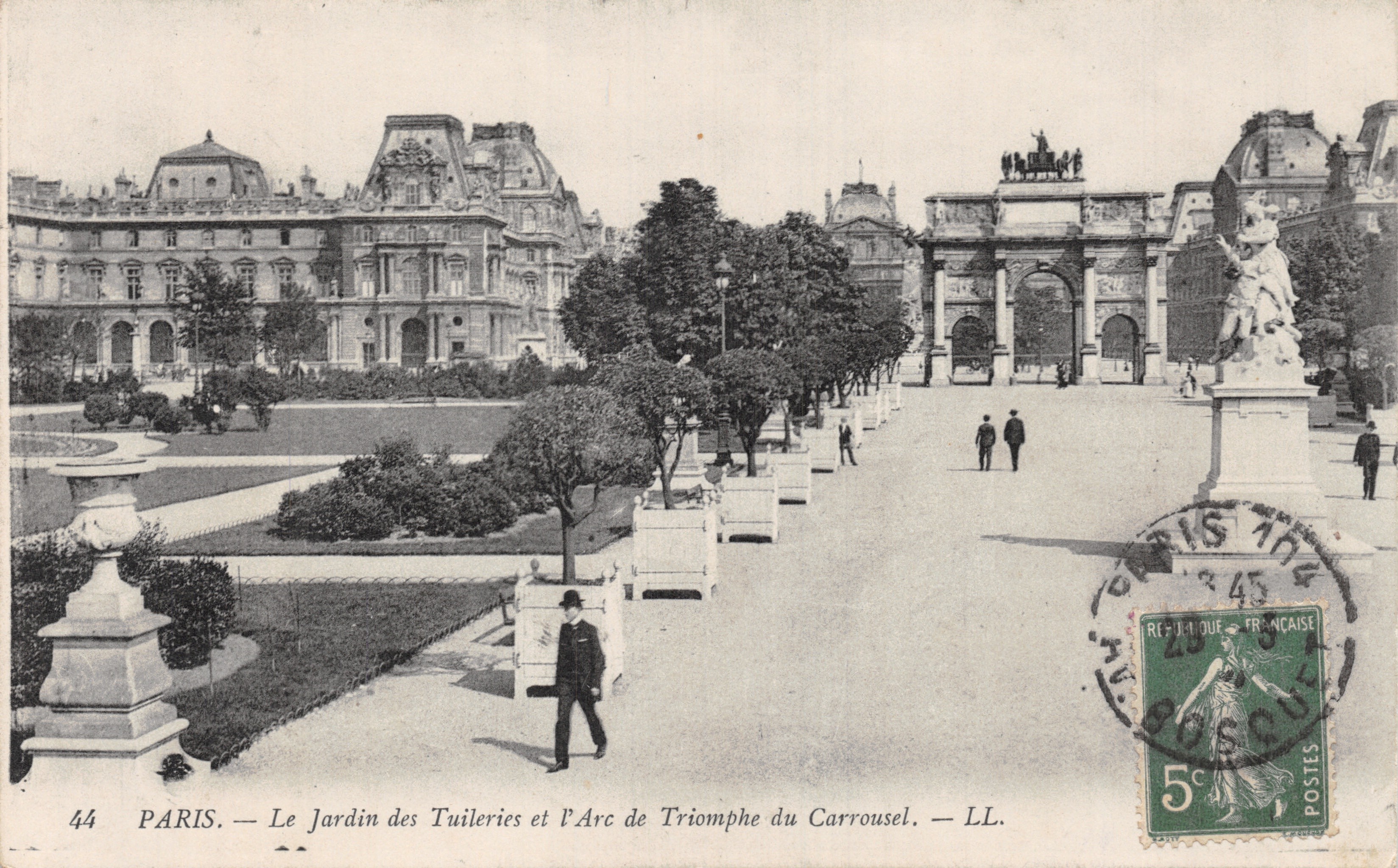 PARIS — Het Tuilerieën Park en de Arc de Triomphe van het Carrousel — LL