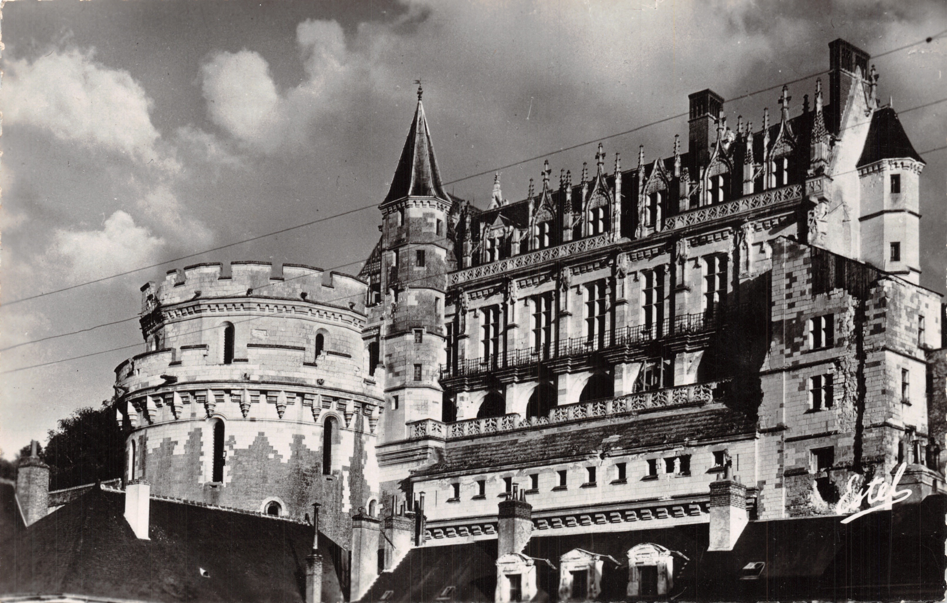 Le Château d'Amboise — La Tour des Minimes et le Logis du Roi — Éditions de Luxe & Cie