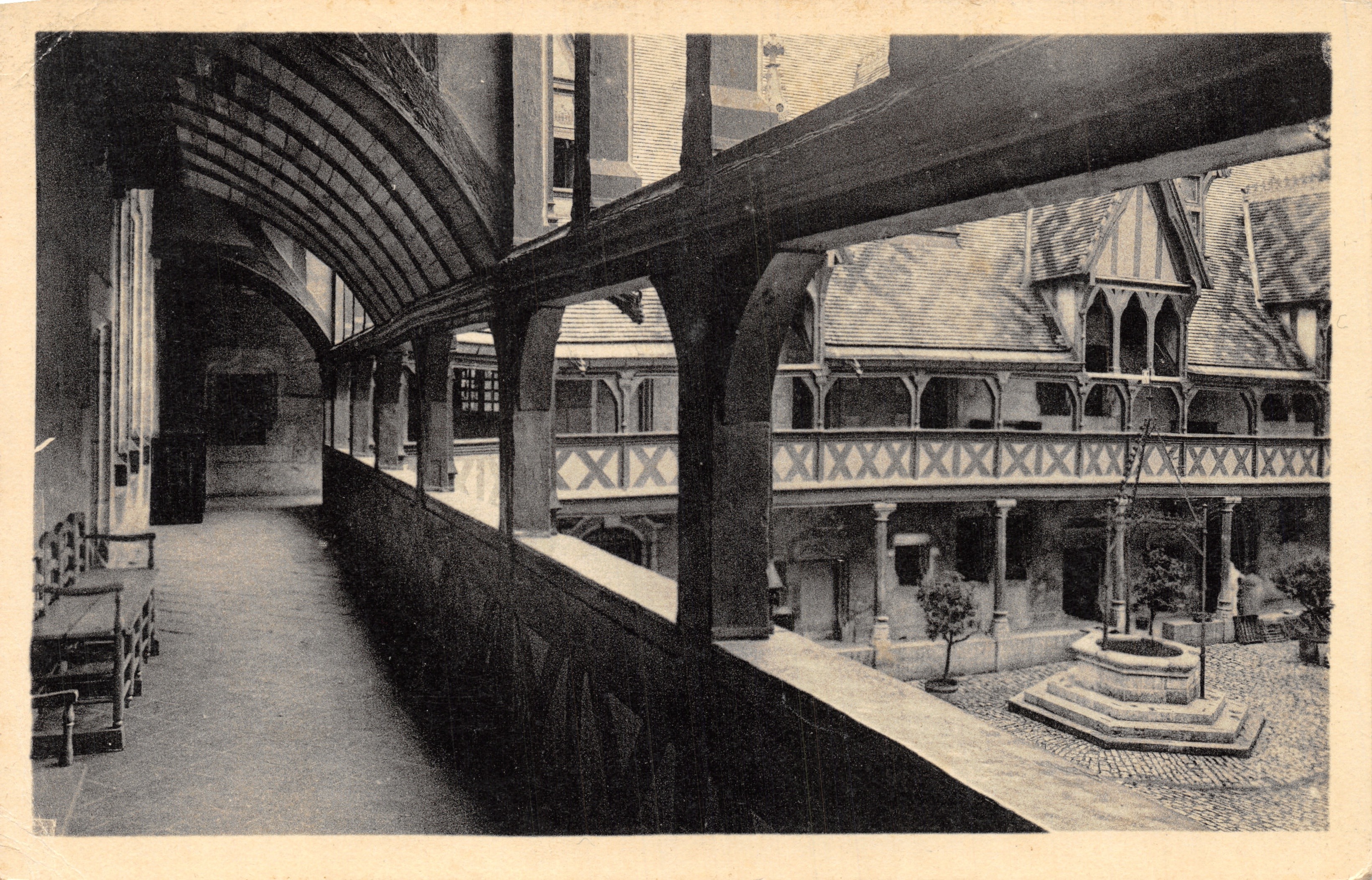 Beaune — El Hotel-Dieu — Galerías superiores — J. LES ARIS PHOTOMÉCANIQUES - PARIS - STRASBOURG