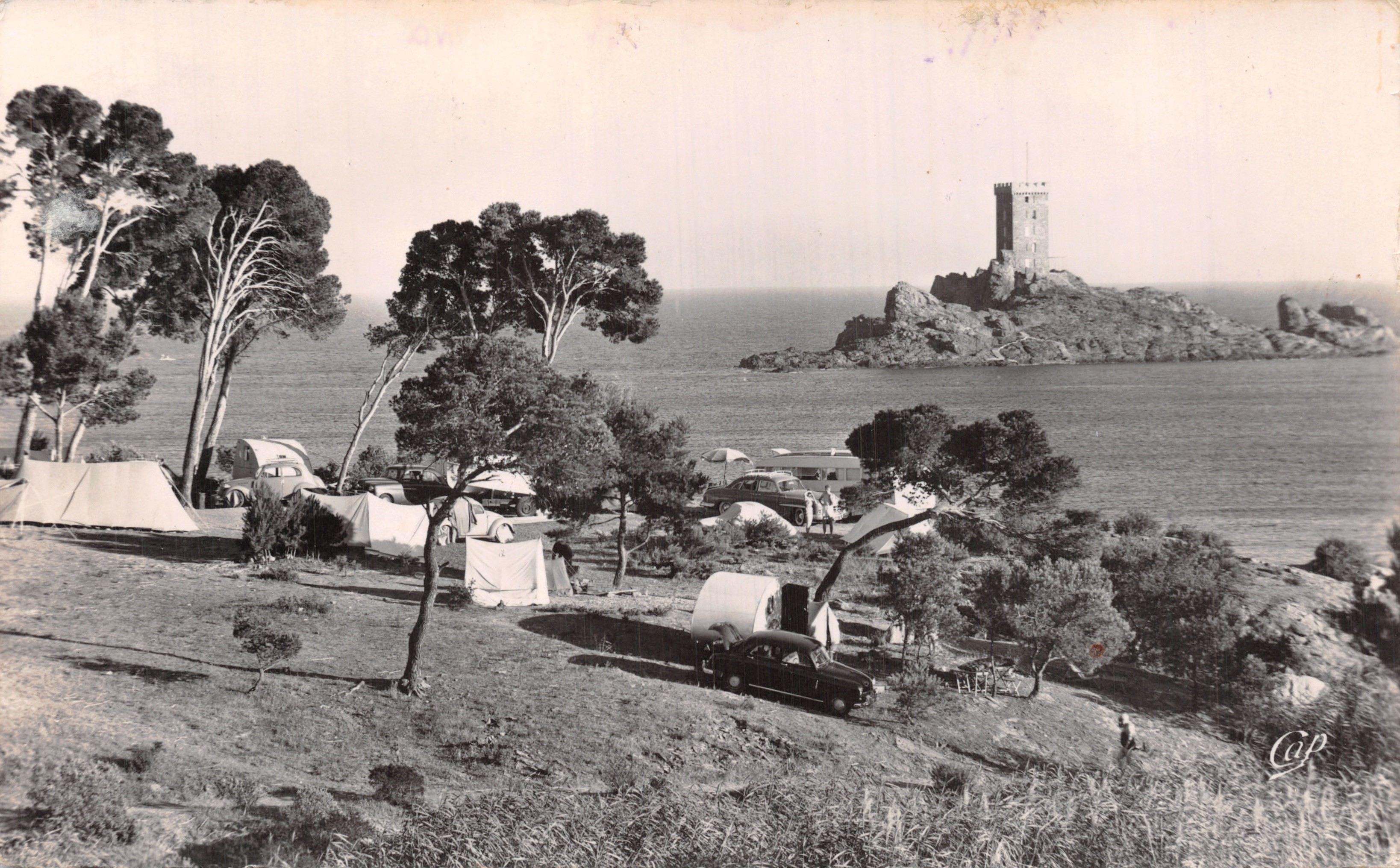 De eiland van Or en het kamp van Dramont — uitzicht op de toren van de eiland van Or — uitgever Cie des Arts Letellier - Parijs
