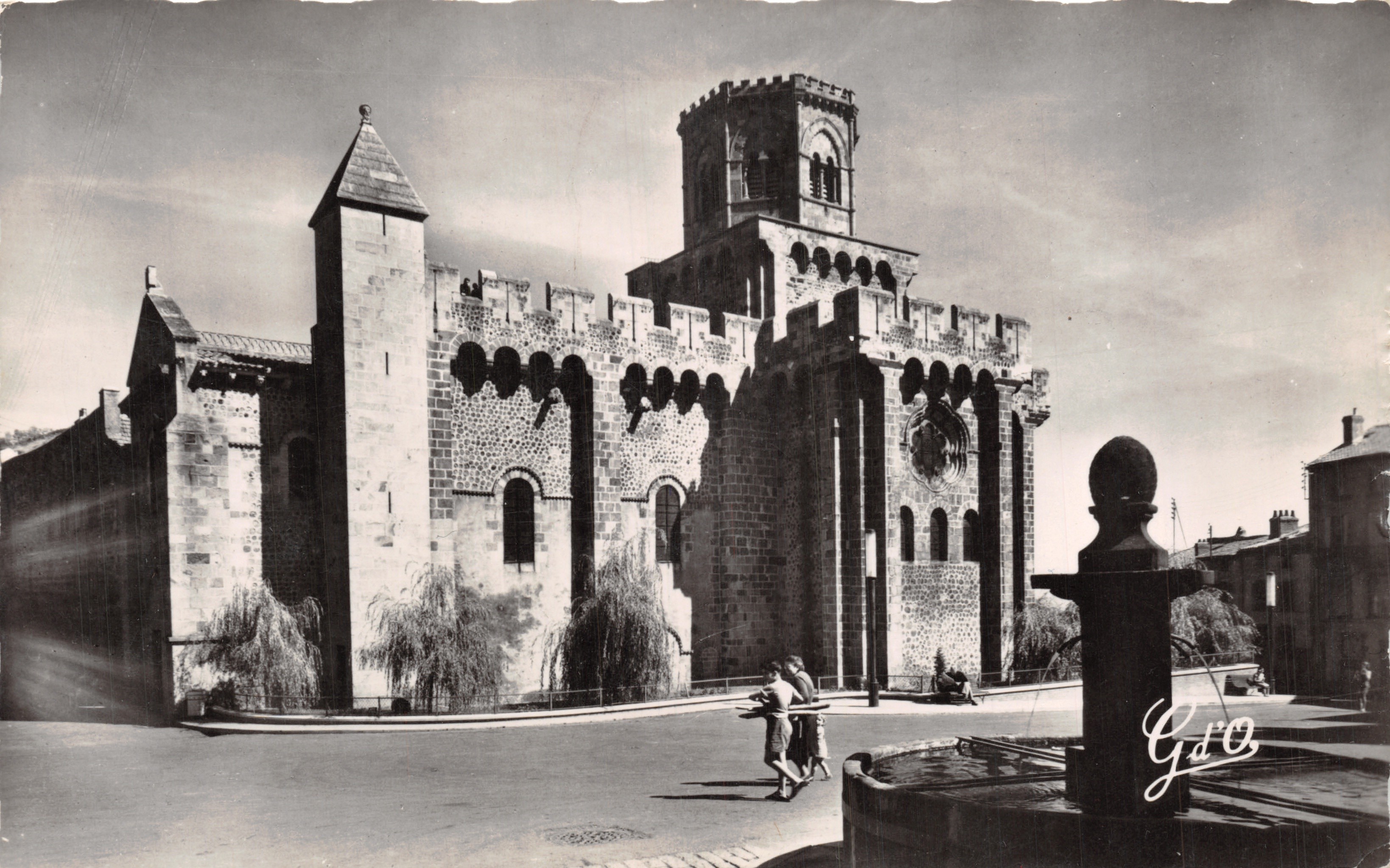 Royat — Église Saint-Léger — Façade méridionale, édifice fortifié des XIe et XIIIe s. — Photo-édition G.-d'O
