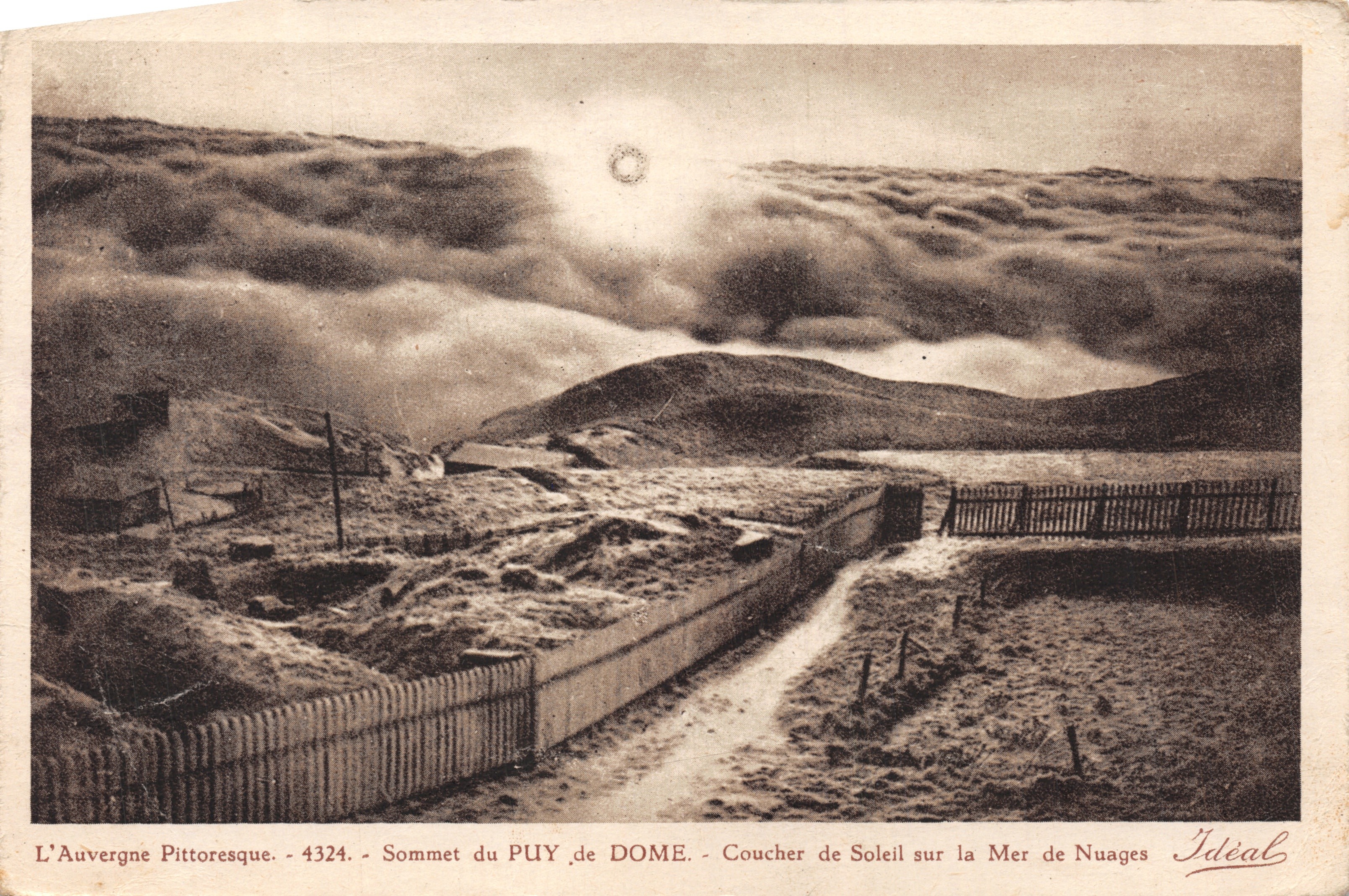 Auvergne pictórica — Cumbre del Puy de Dôme — Puesta de sol sobre el mar de nubes — Edición Ideal
