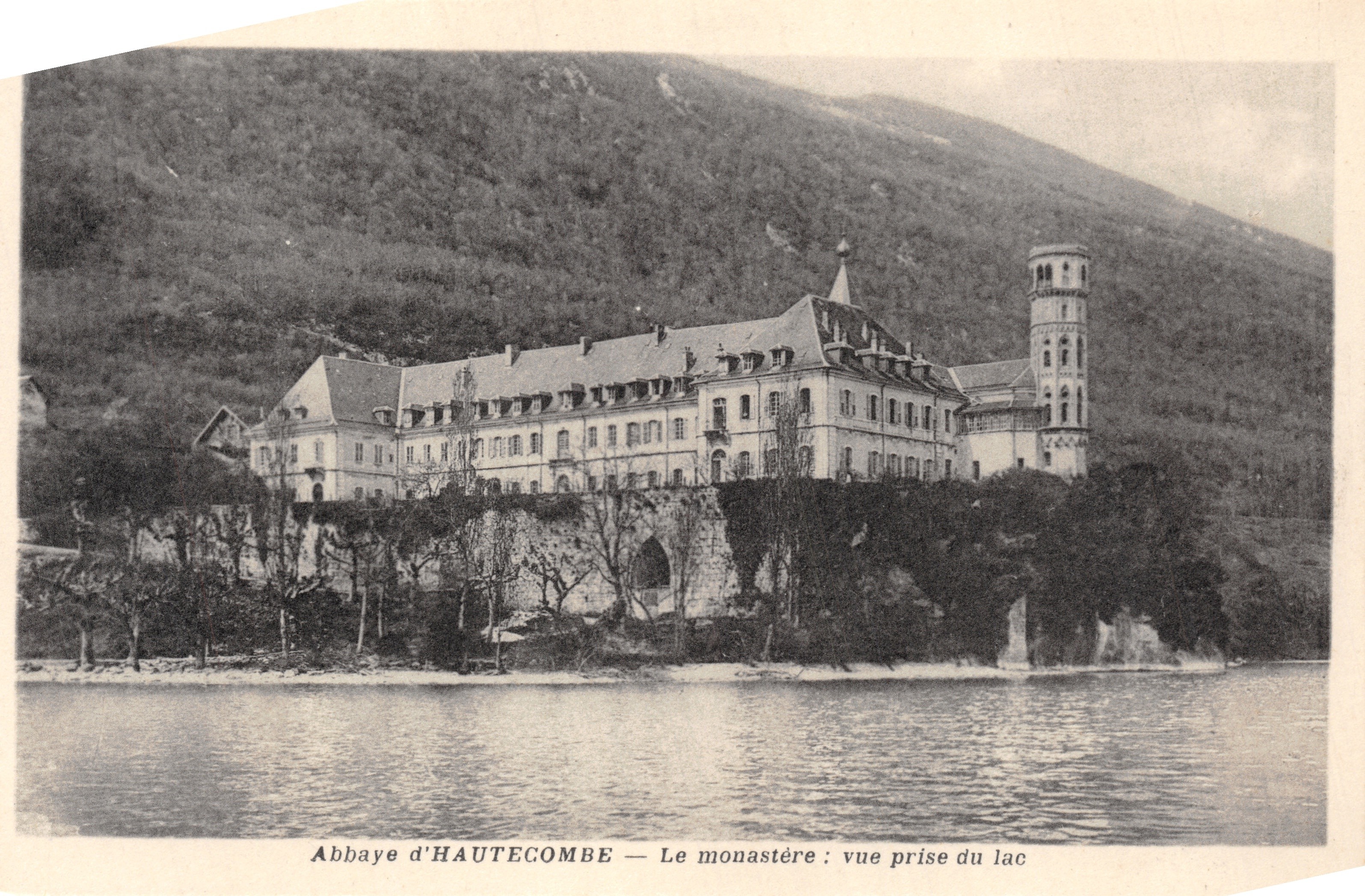 Abbaye d'HAUTECOMBE — Le monastère : vue prise du lac