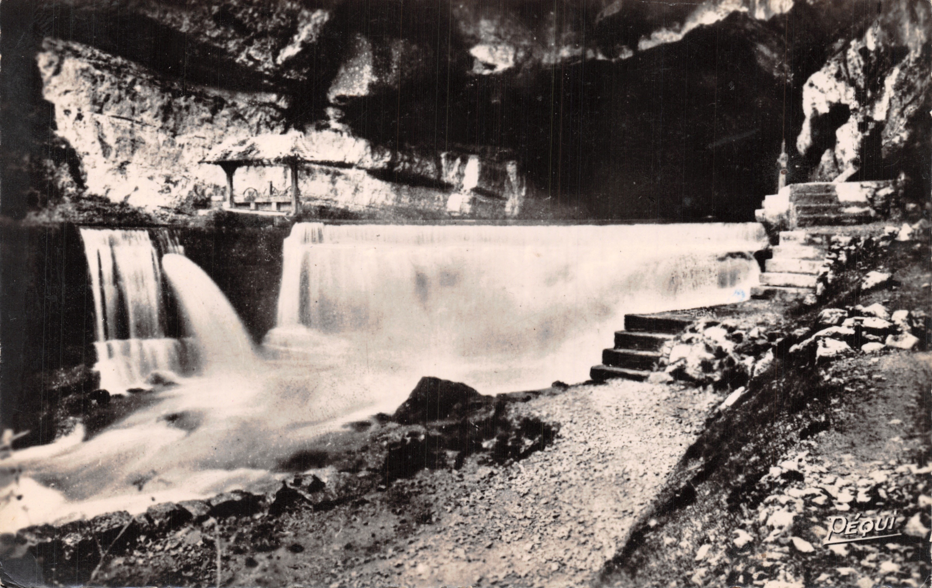 La Source de la Loue — cascade dans une grotte — éditeur PEQUI