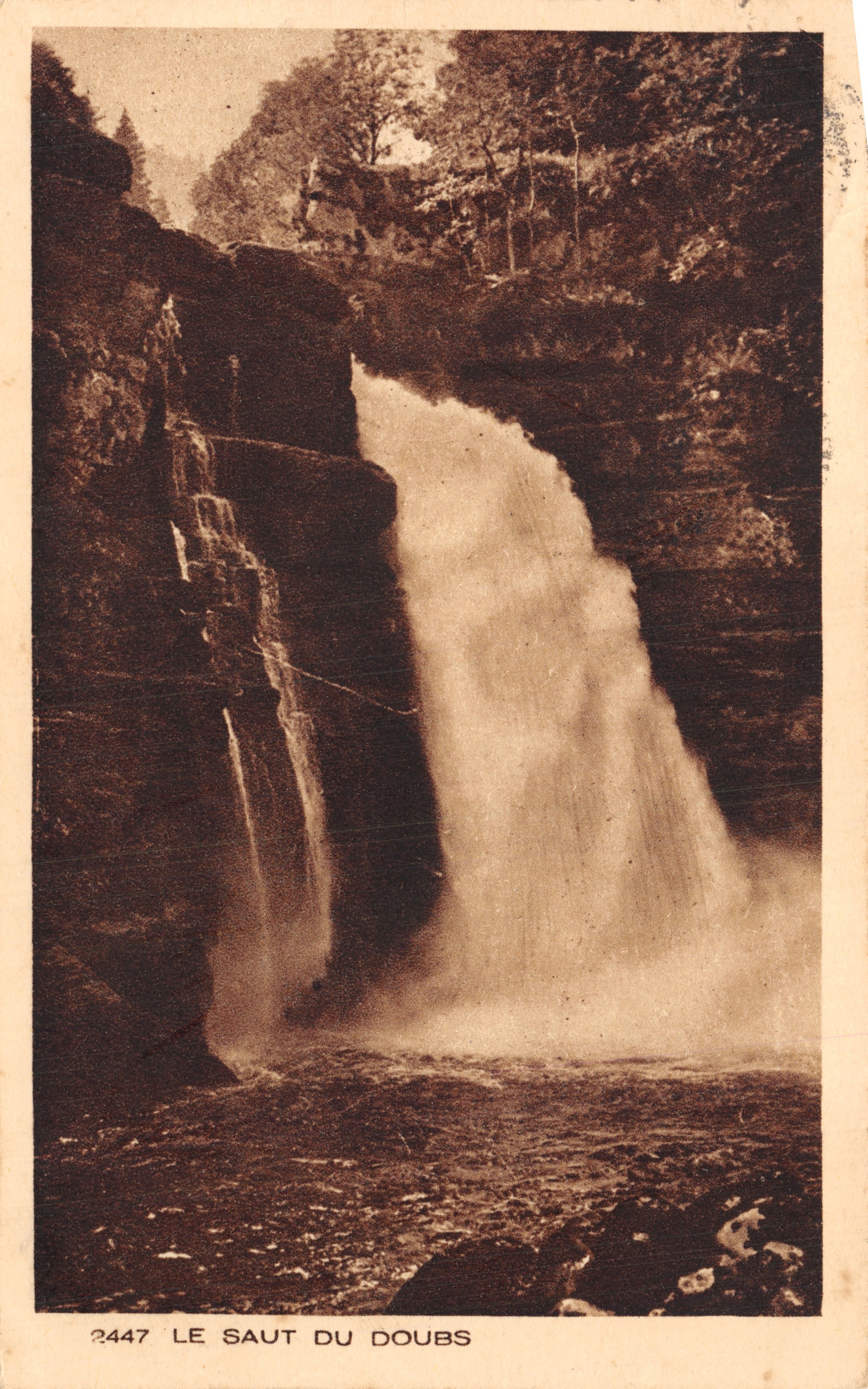 El Saut du Doubs — cascada en un cañón rocoso — editor BRAUN & Cie, n.º 2447