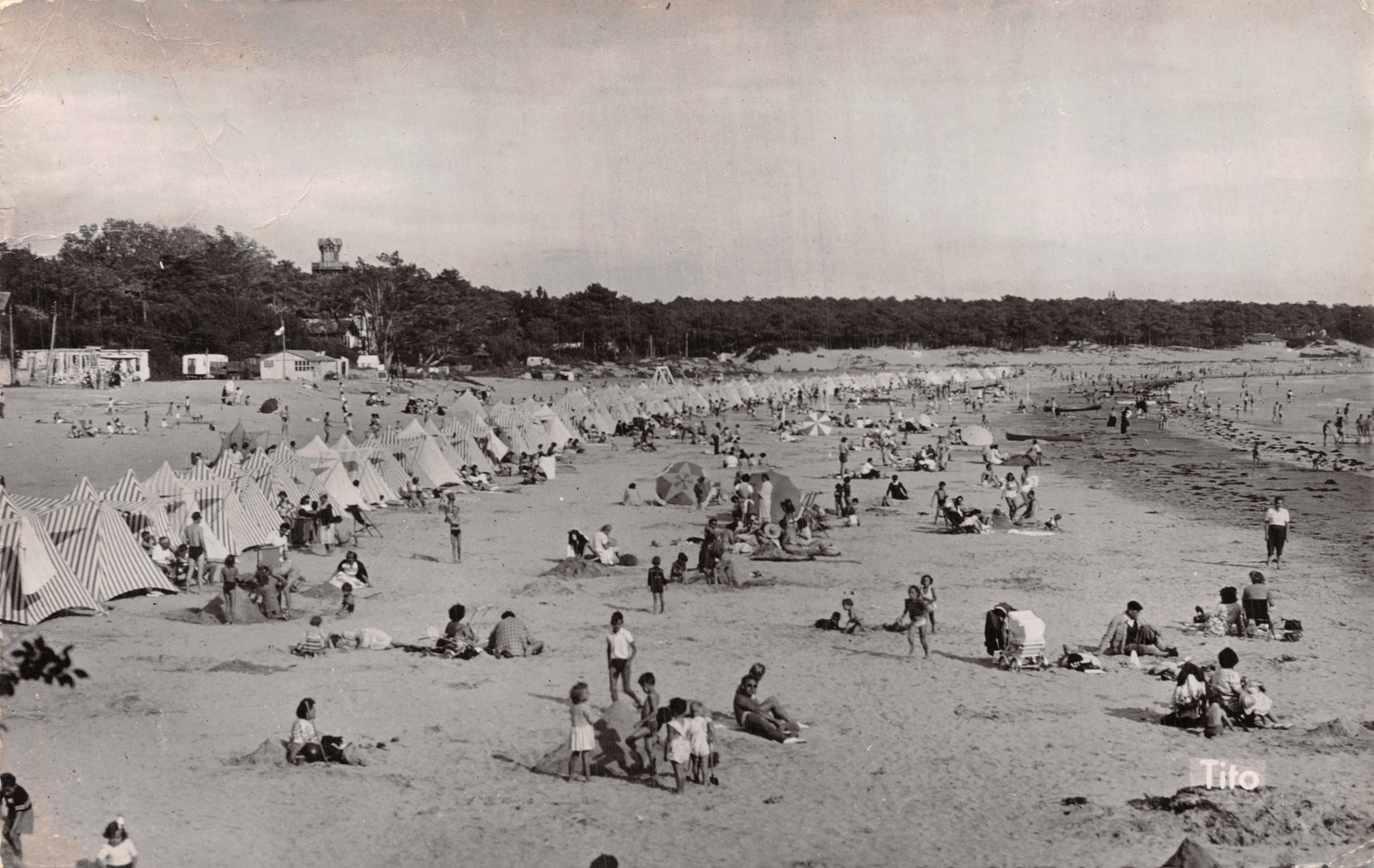 Strand von Saint-Georges-de-Didonne — BadeSzene mit gestreiften Zelten — Verleger Tito