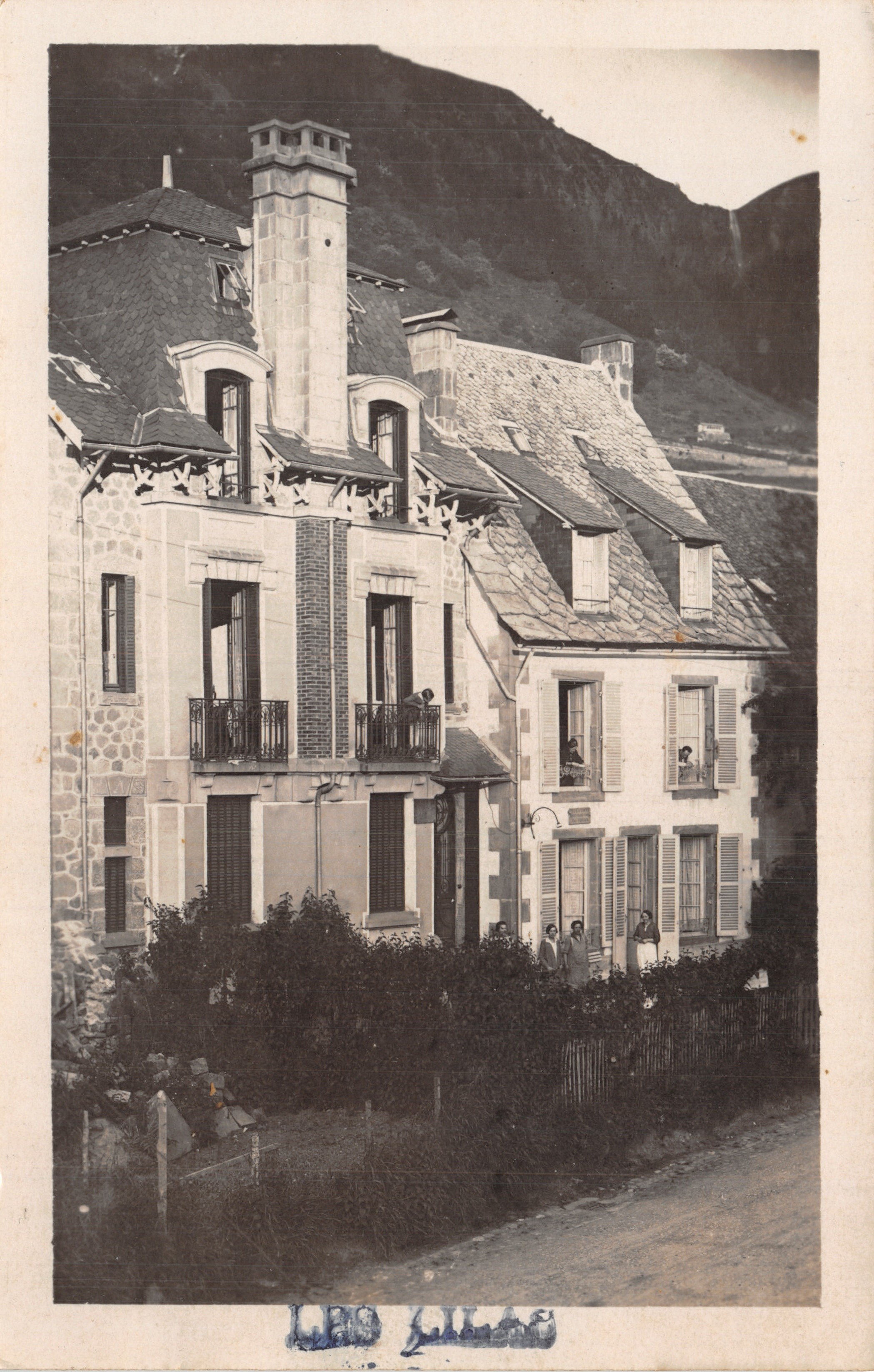 Village alpin — maisons à toits de tuiles et balconnets — éditeur non identifié