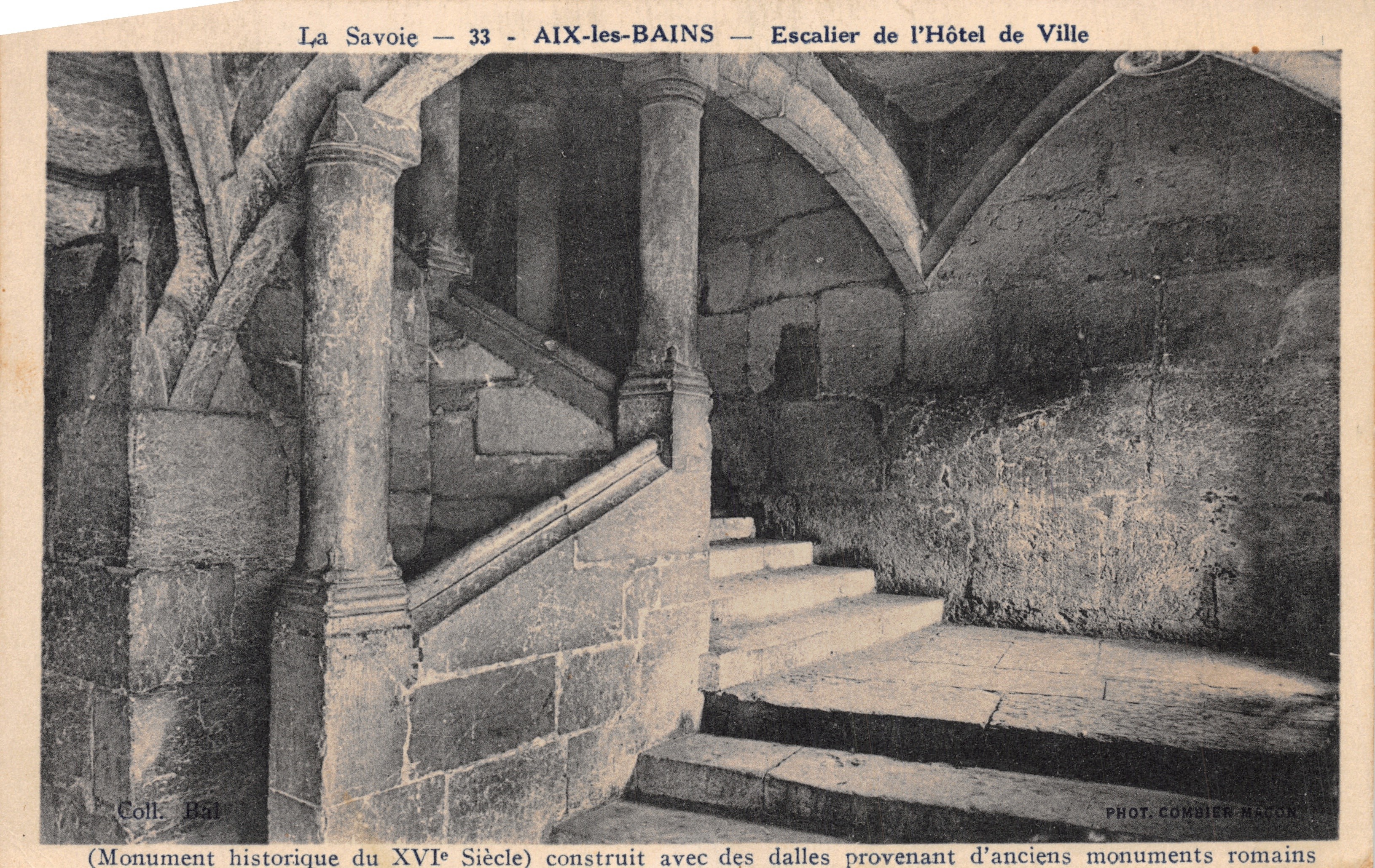 Aix-les-Bains — Escalera del Ayuntamiento — Monumento histórico del siglo XVI, construido con bloques provenientes de antiguos monumentos romanos, editor Combier Mason