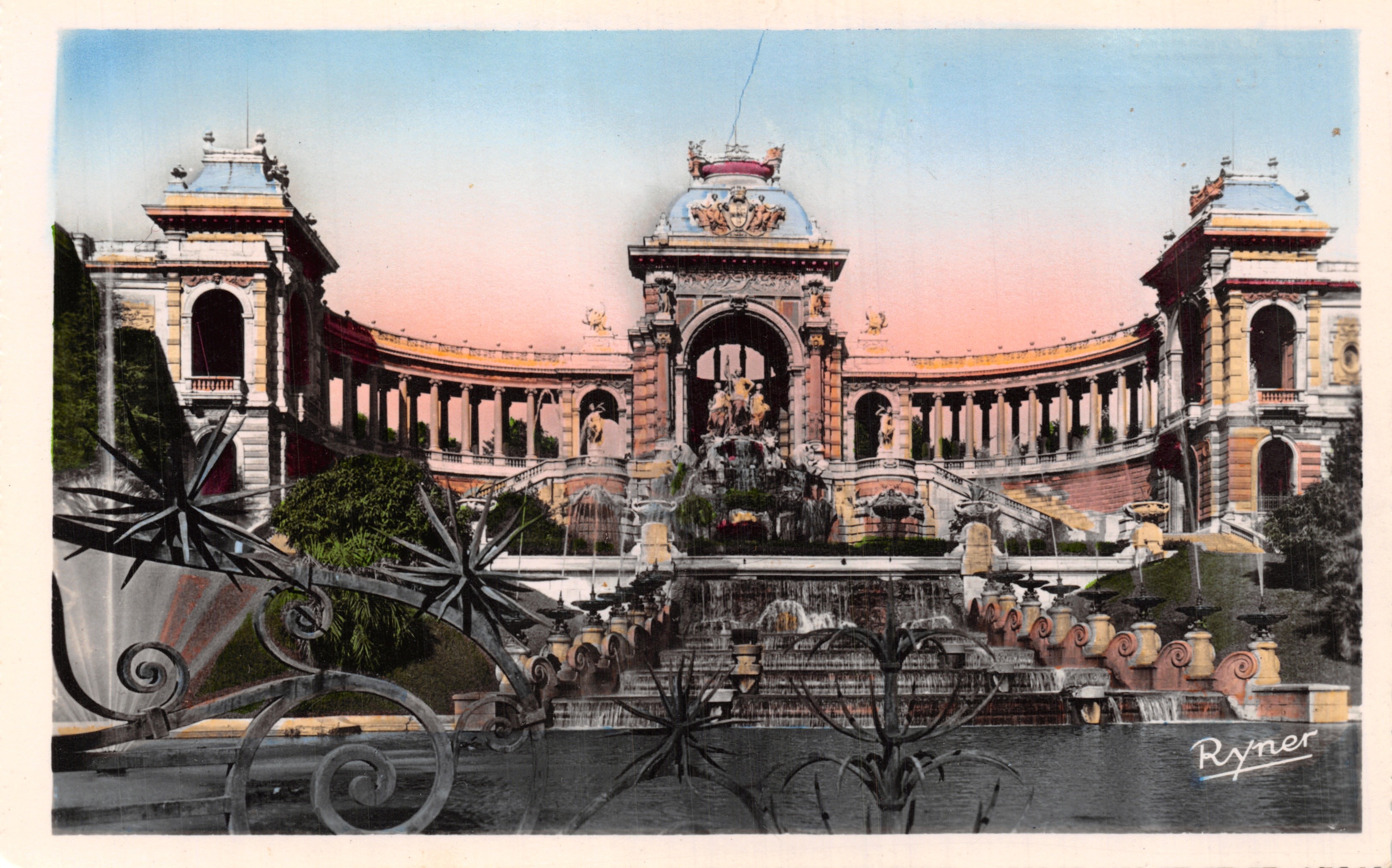 Das Longchamp-Palais — Ansicht des Gartens mit Fontäne und Eisenzaun — Verlag Ryner