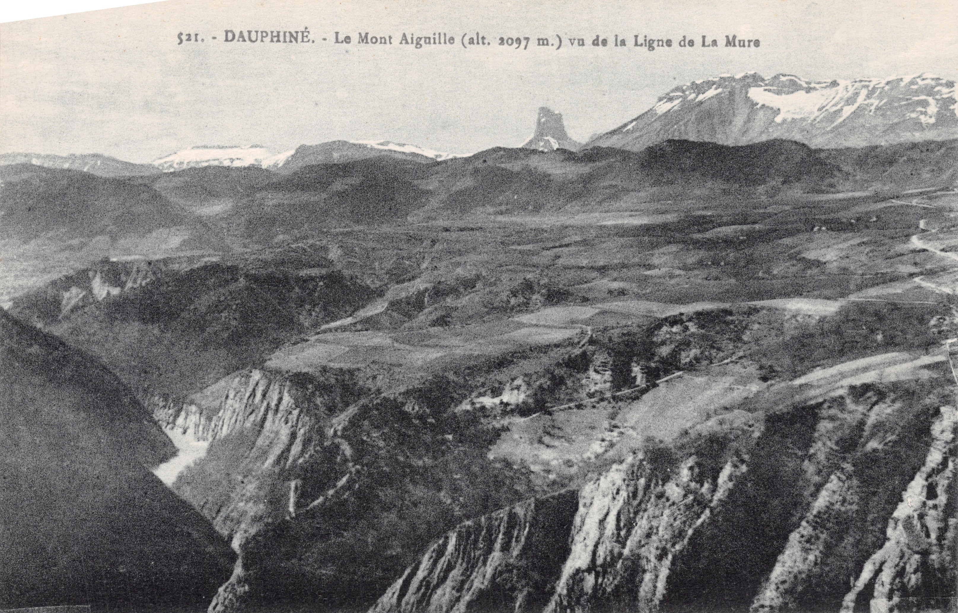 Dauphiné - Le Mont Aiguille (alt. 2097 m.) vu de la Ligne de La Mure — Édition M. Bourcier, Grenoble