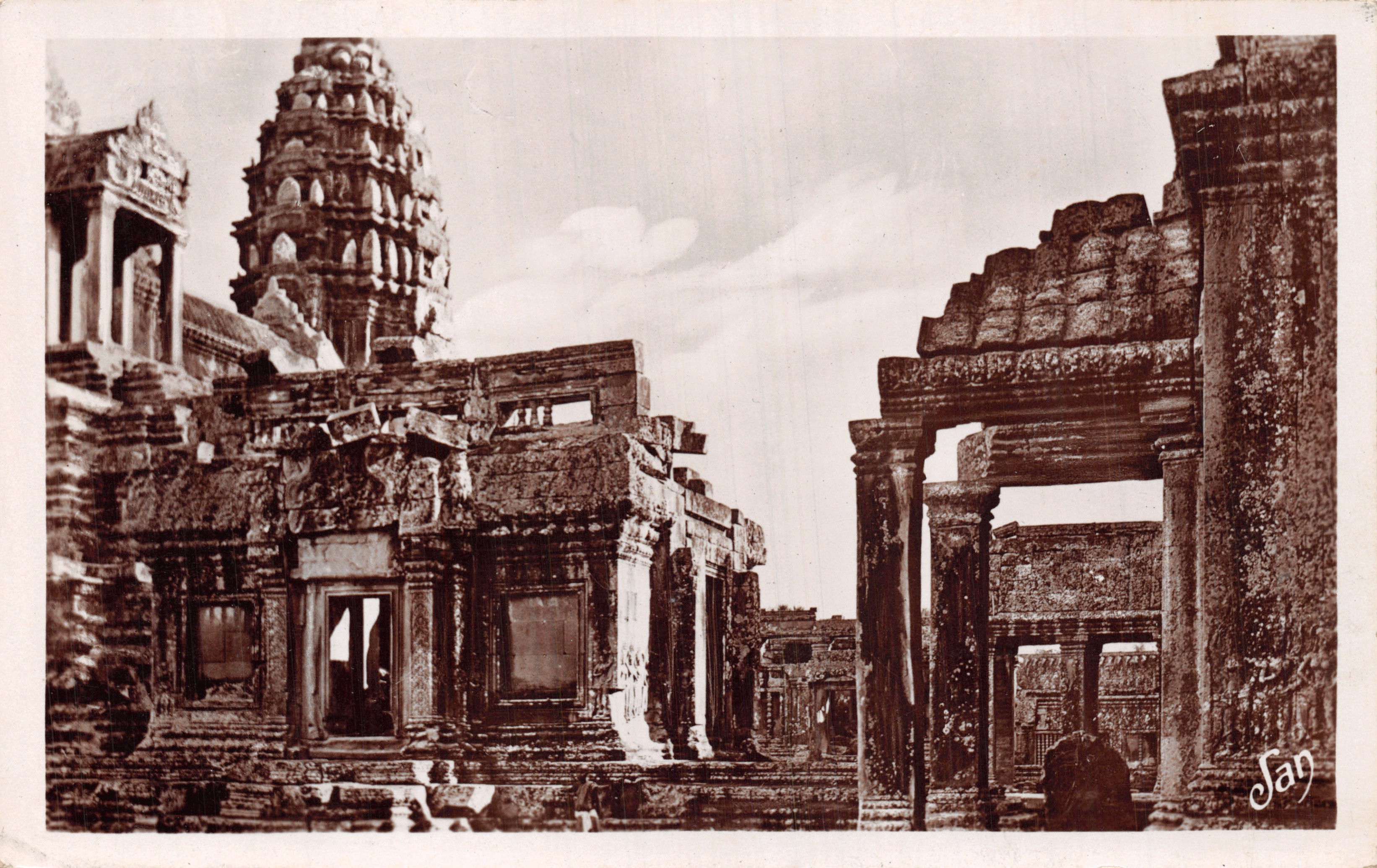 Angkor Vat — vue de la terrasse supérieure — éditeur San