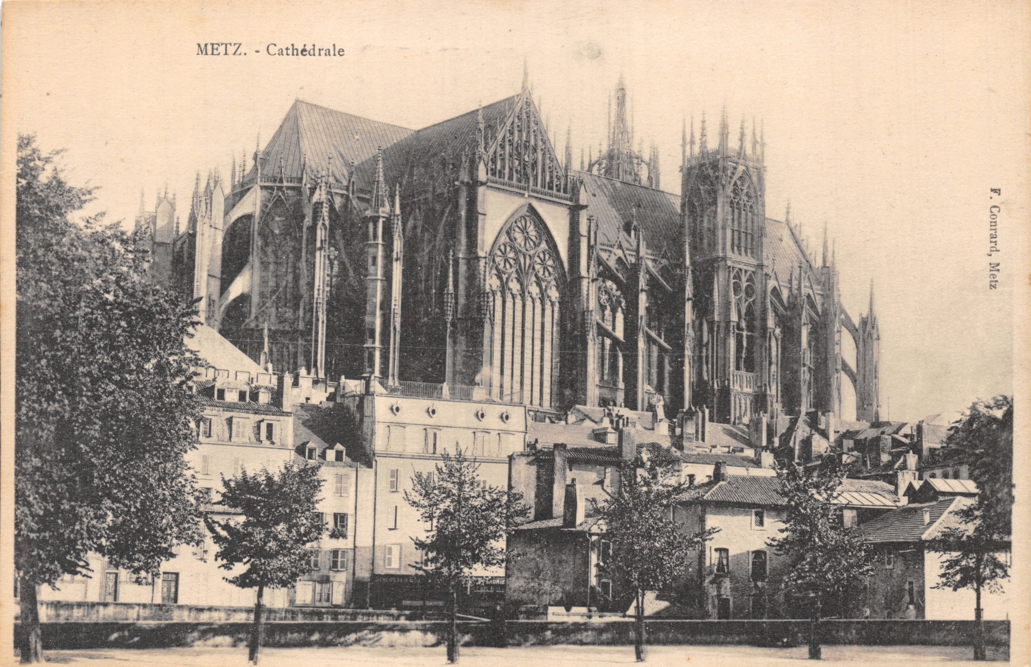 Metz - Cattedrale — vista della facciata gotica con i tetti delle case in primo piano — editore F. Lomnard, Metz