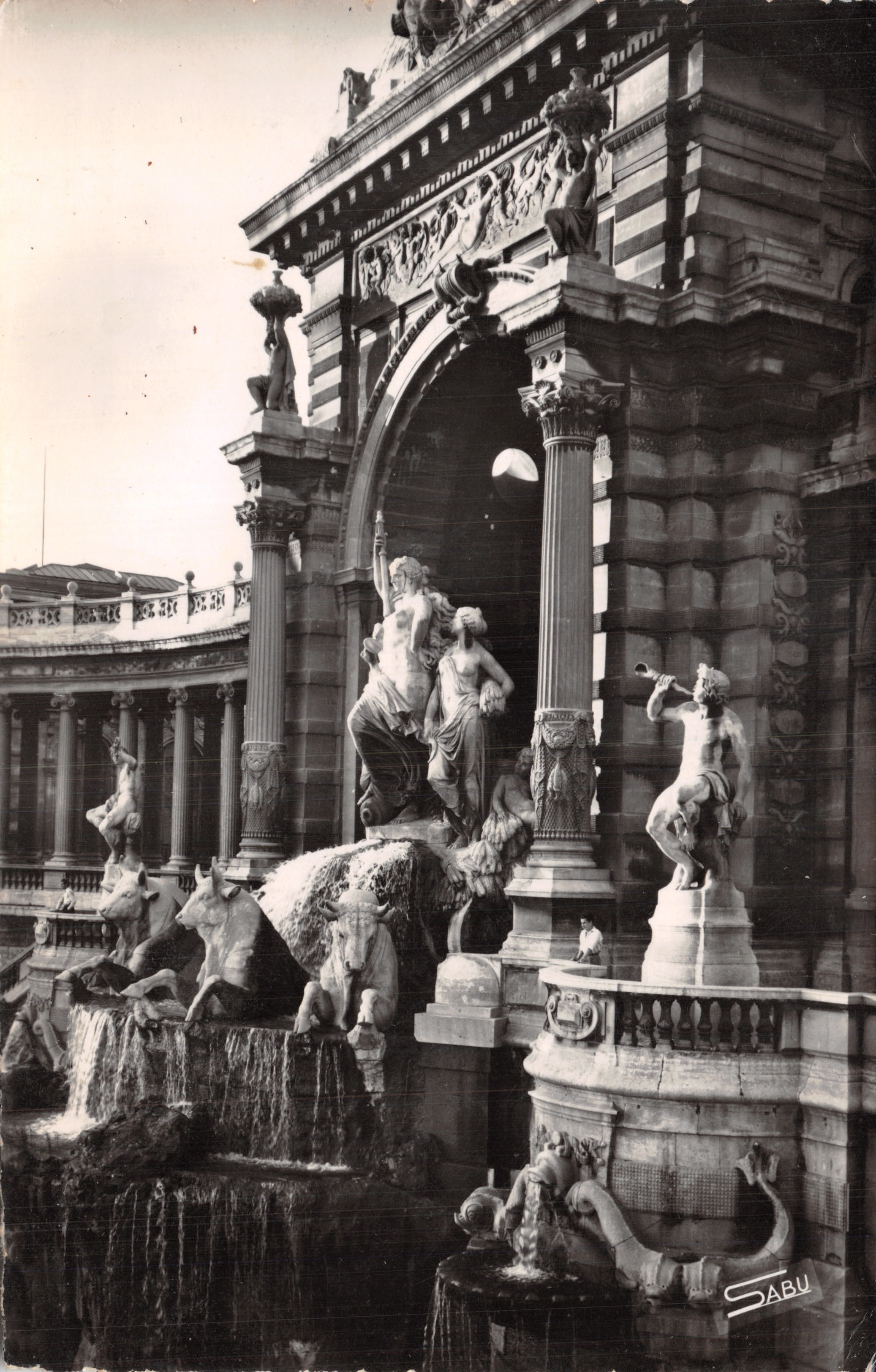 Fontaine van het Palais Longchamp — blik op de hoofdscene met beelden en waterval — uitgever SABU