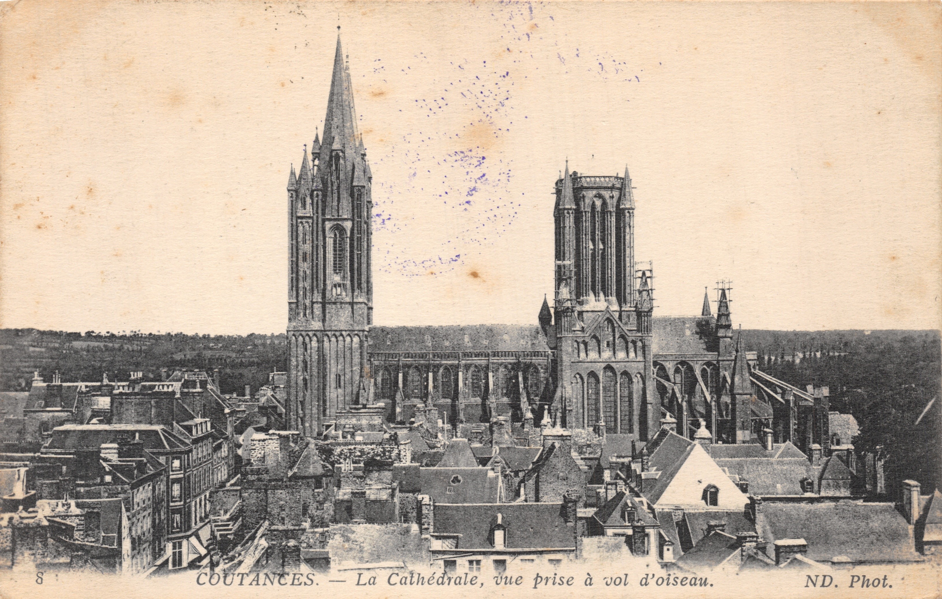 Coutances — De Kathedraal, luchtfoto. ND. Fot.