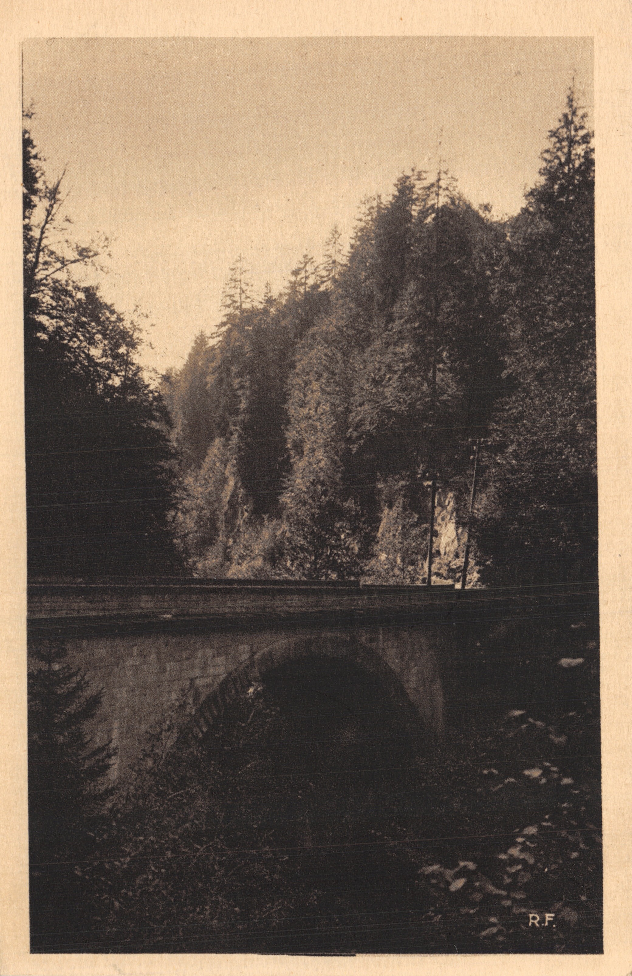 Entrée des gorges d'Arly — pont en pierre au milieu d'une forêt dense — éditeur R.F. (imprimé sur la carte)
