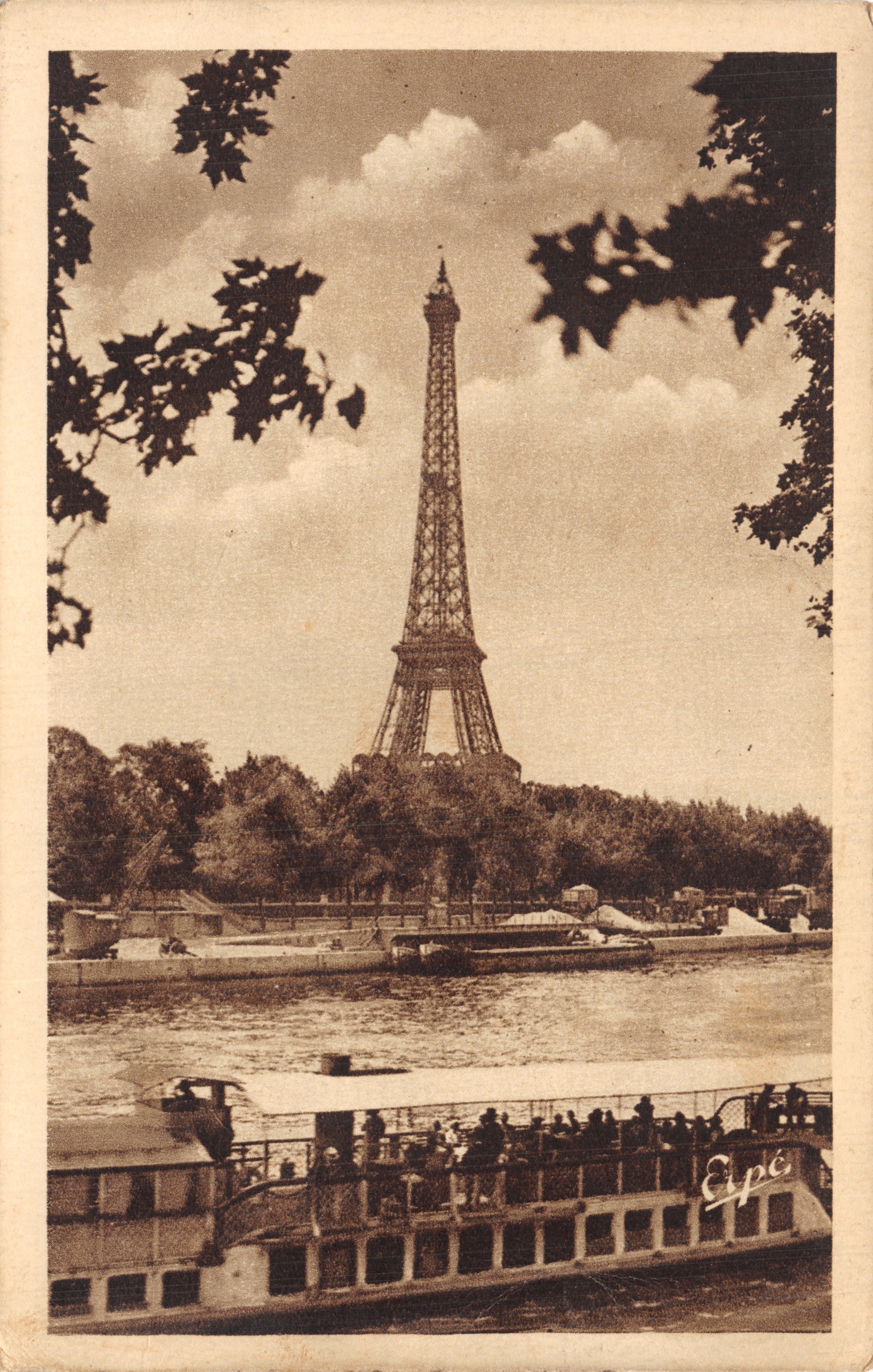 De Eiffeltoren — uitzicht vanaf de Seine met boot — uitgever A. POUX, Parijs