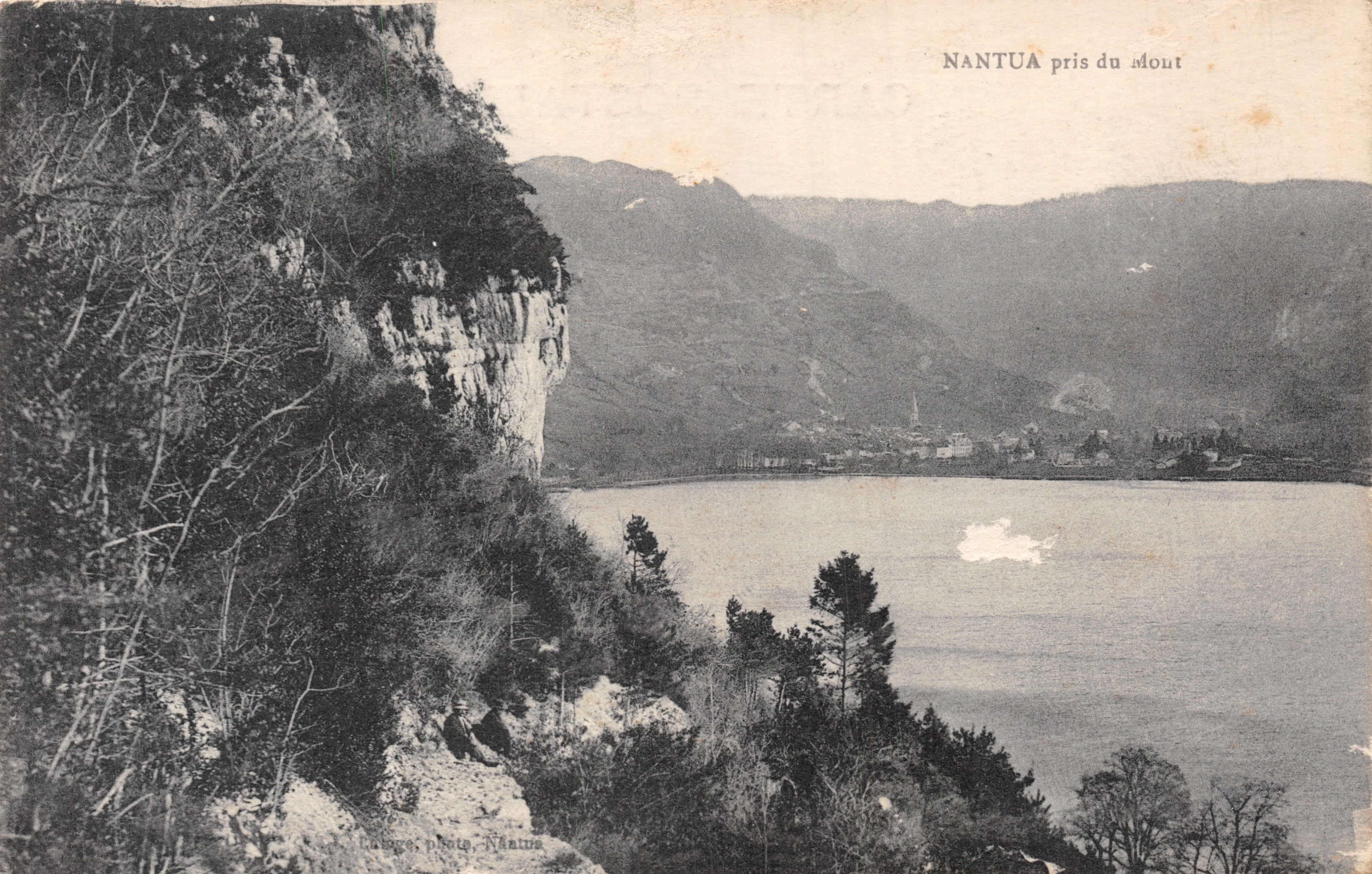 Nantua desde el Monte — vista del lago con acantilado arbolado — editor Lalive, foto Nâama