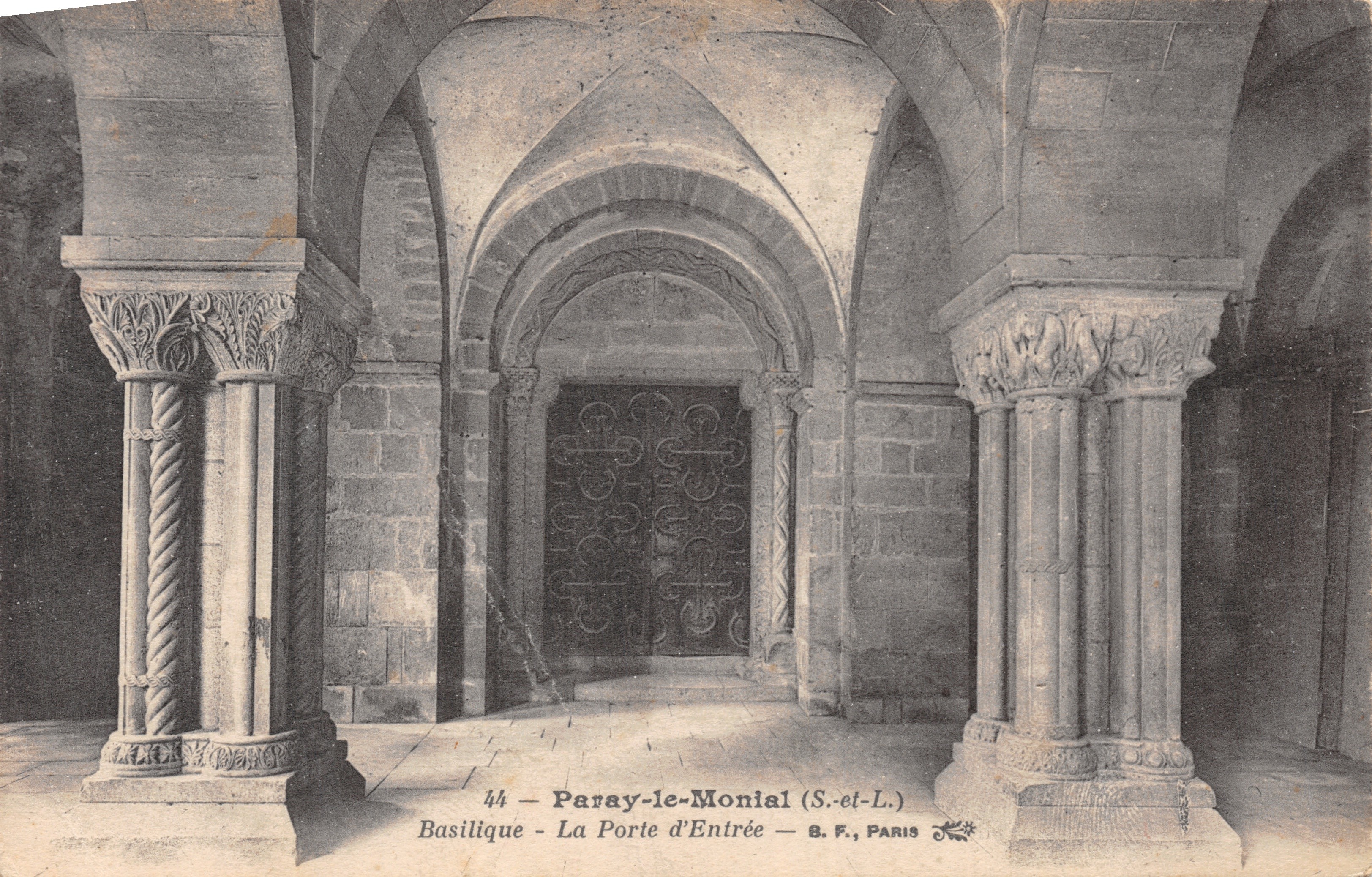 Paray-le-Monial — Basílica, La Puerta de Entrada — B. F., Paris