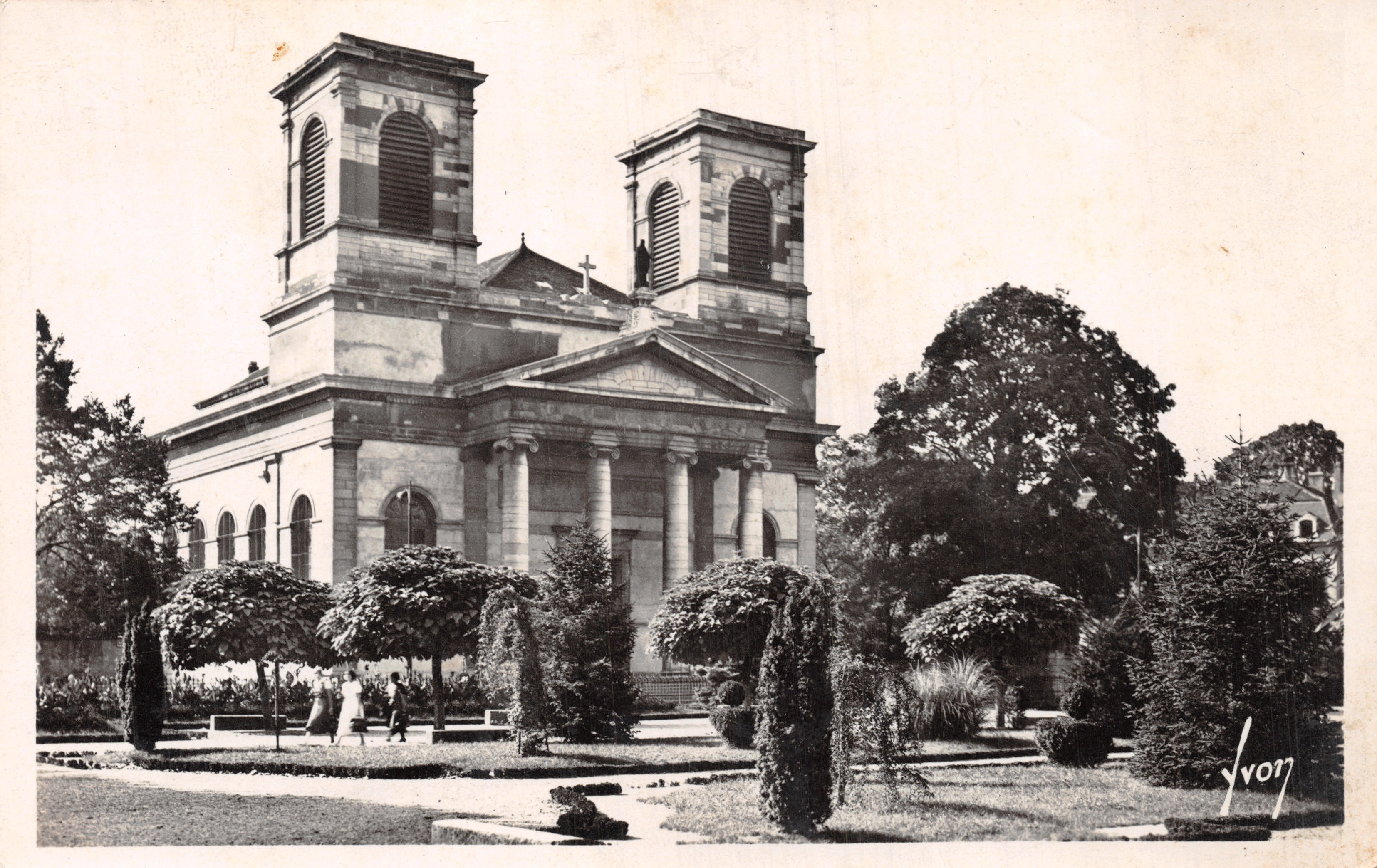 Macon (S.-et-L.) — Square de la Paix e Cattedrale Saint-Vincent (1810) — Éditions d'Art 'YVON', Paris