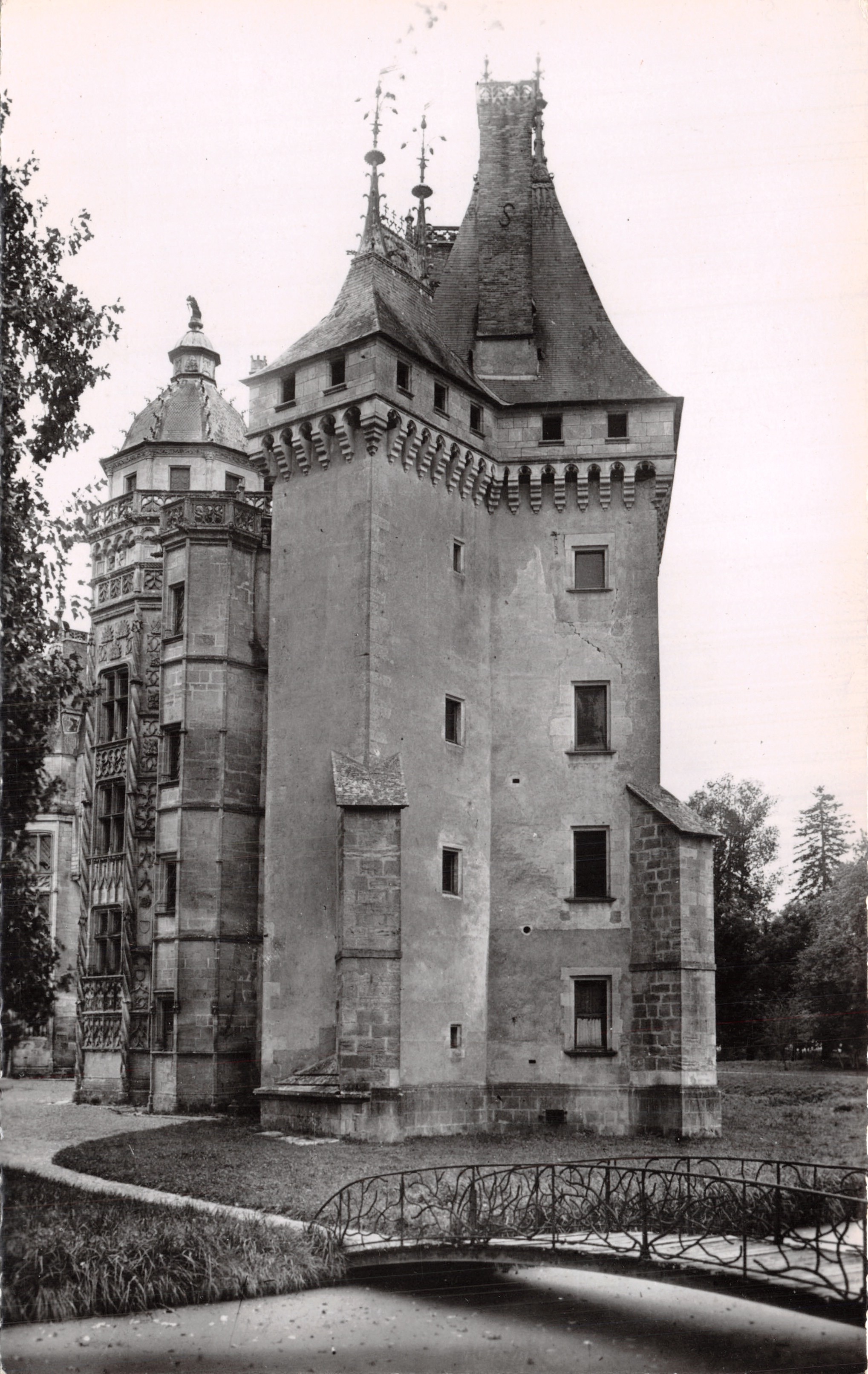 Château de Meillant (Cher) — Tour du Lion et des Sarrazins — Édition Studio J. Desfontaine