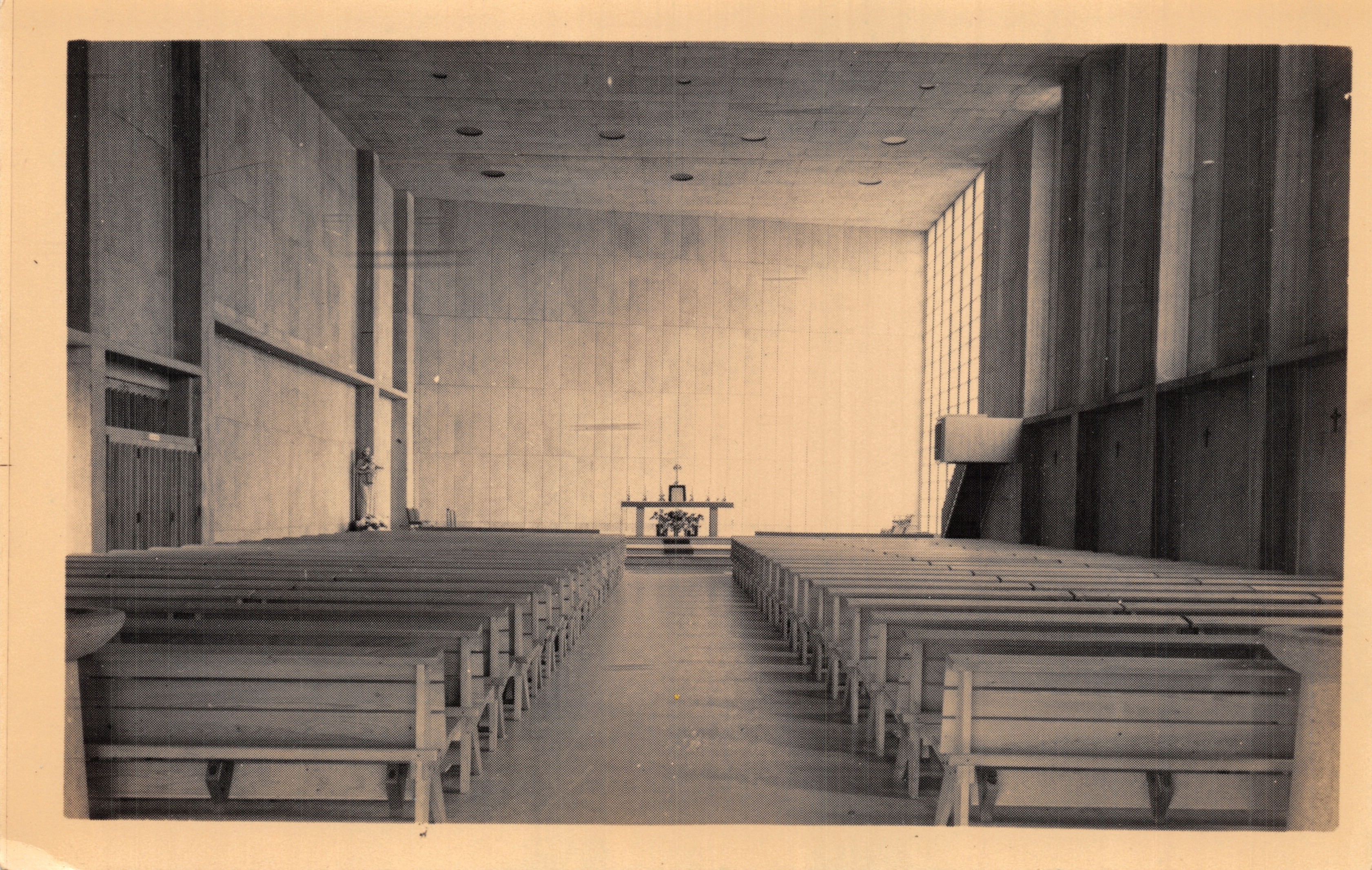 Église Sainte-Croix — intérieur moderne en béton — éditeur : SOCHAUXT (Doubbs)