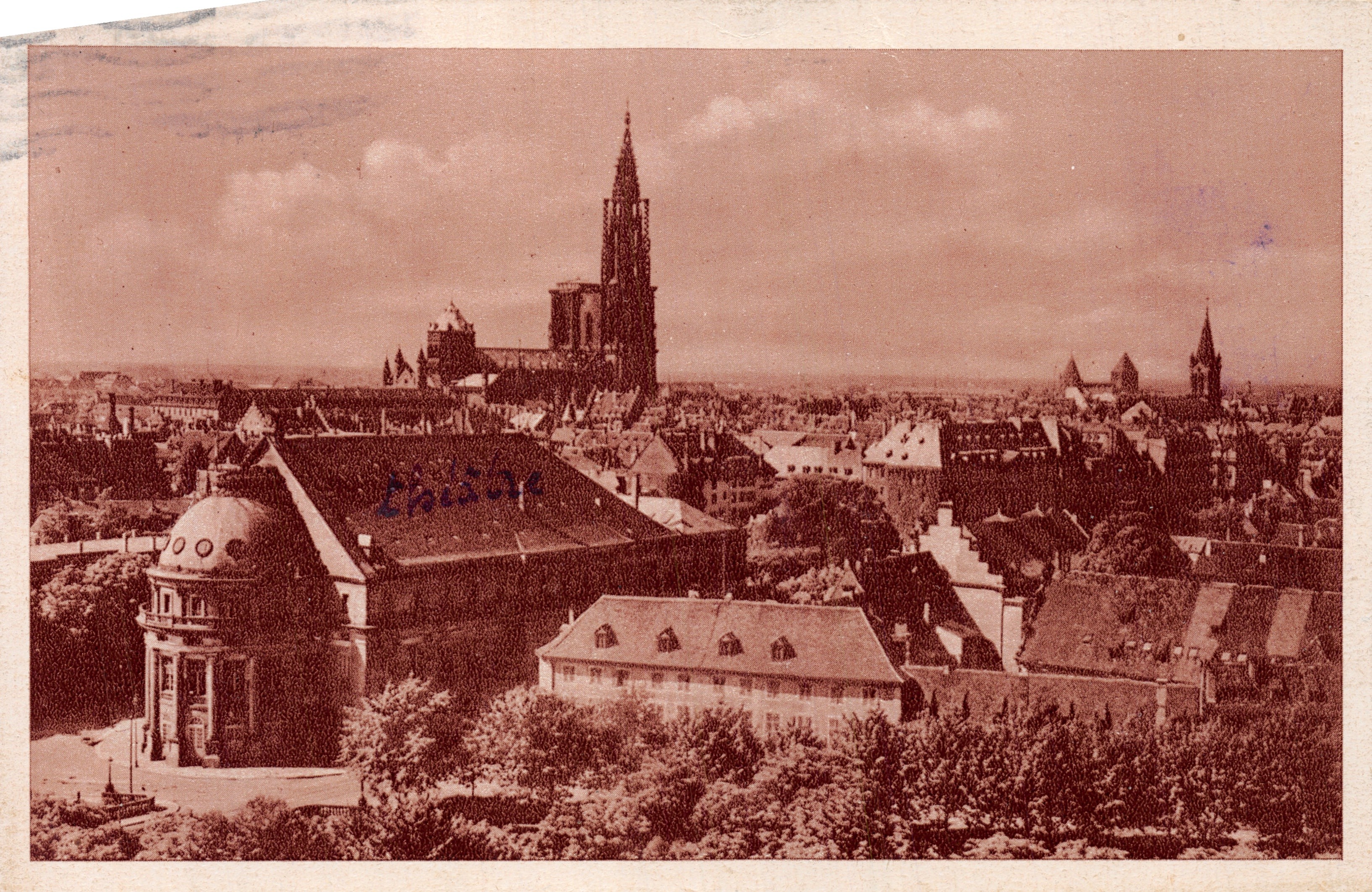 Vue aérienne de Strasbourg — cathédrale et édifice à dôme — éditeur Verlag Jul. Manias & Cie