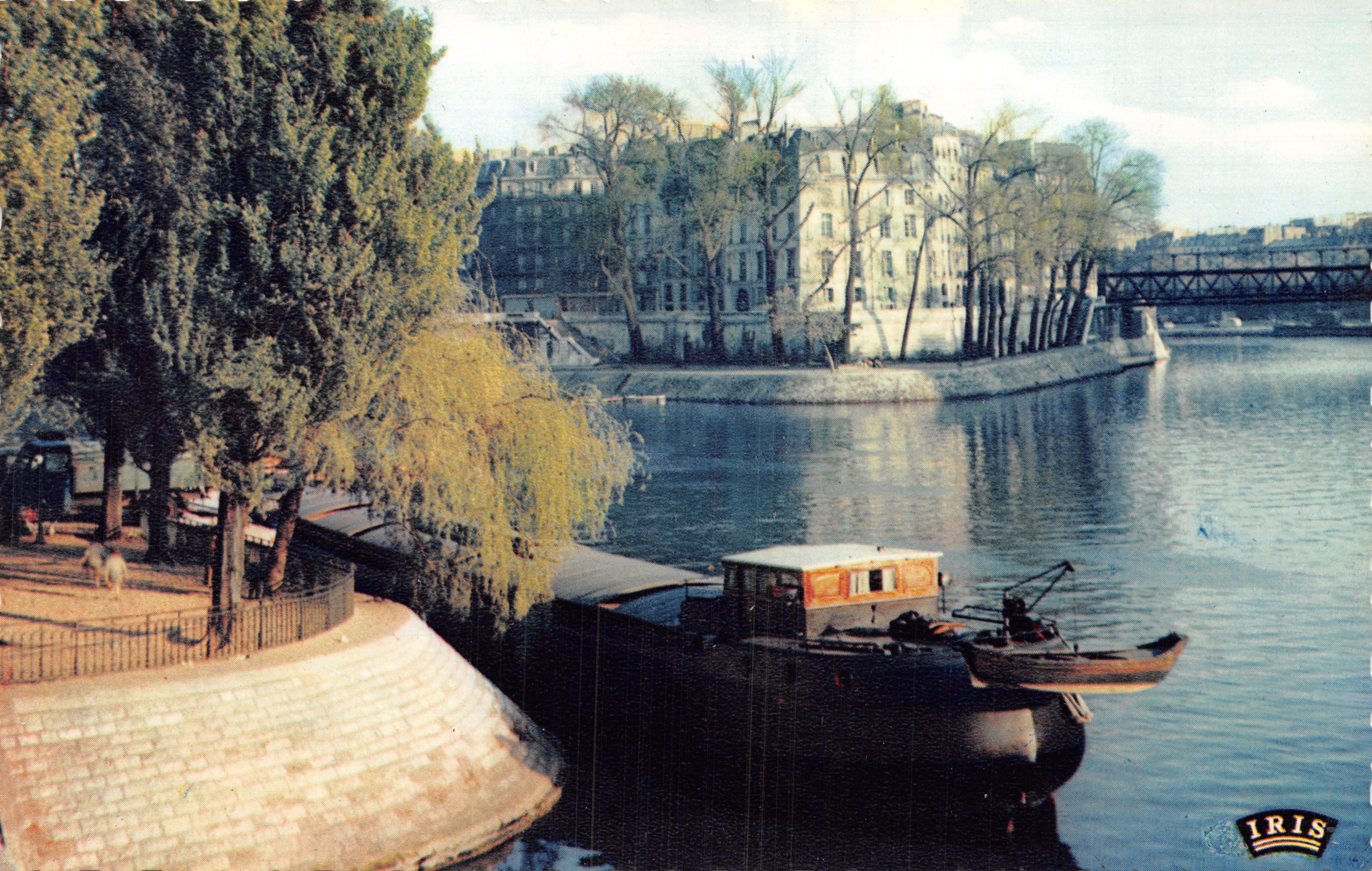 Punta de la Île Saint-Louis — vista del muelle con barco y puente — editor IRIS