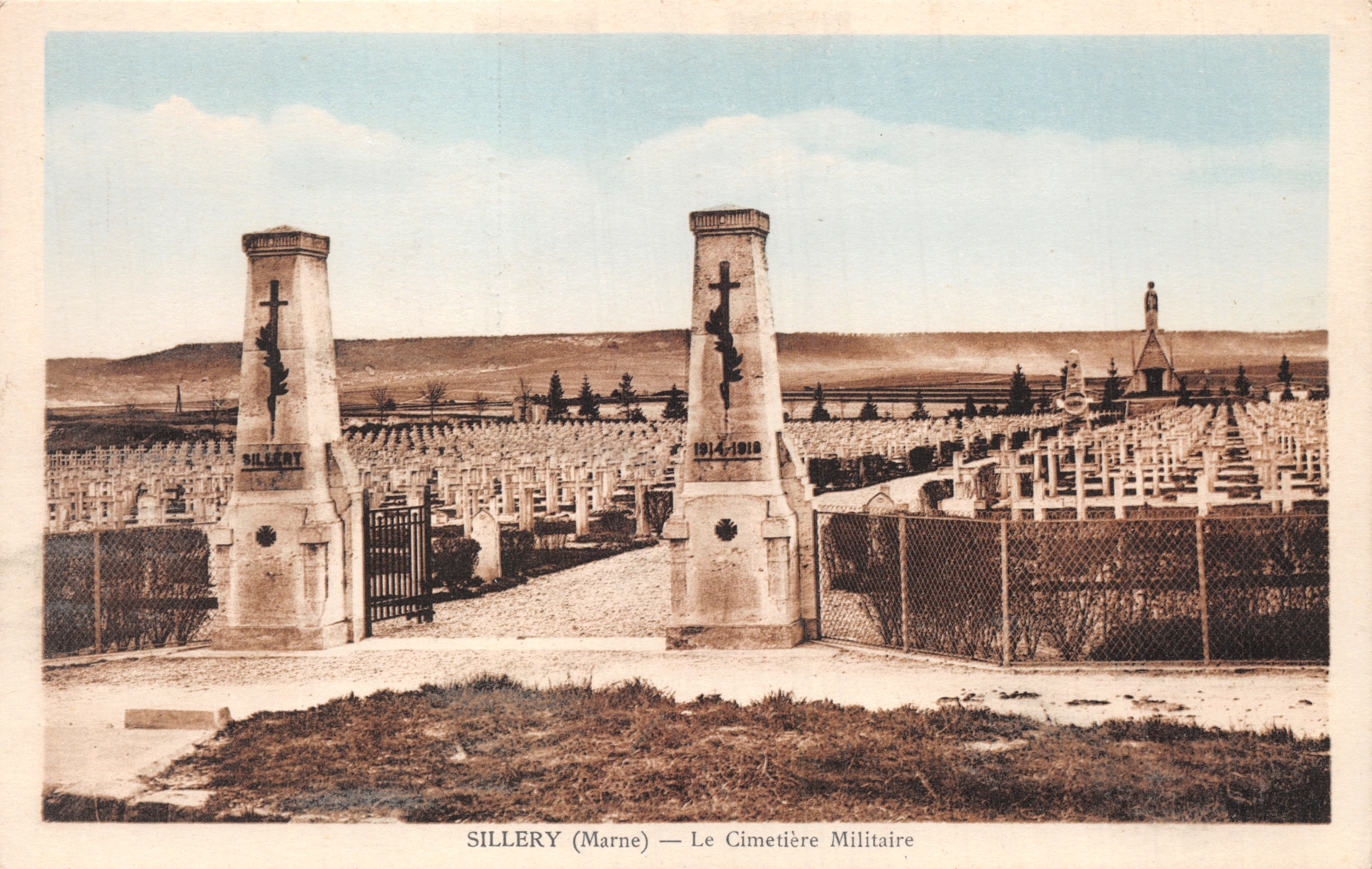 Sillery (Marne) — Cementerio militar — entrada con pilares decorados con cruces y datados 1914-1918