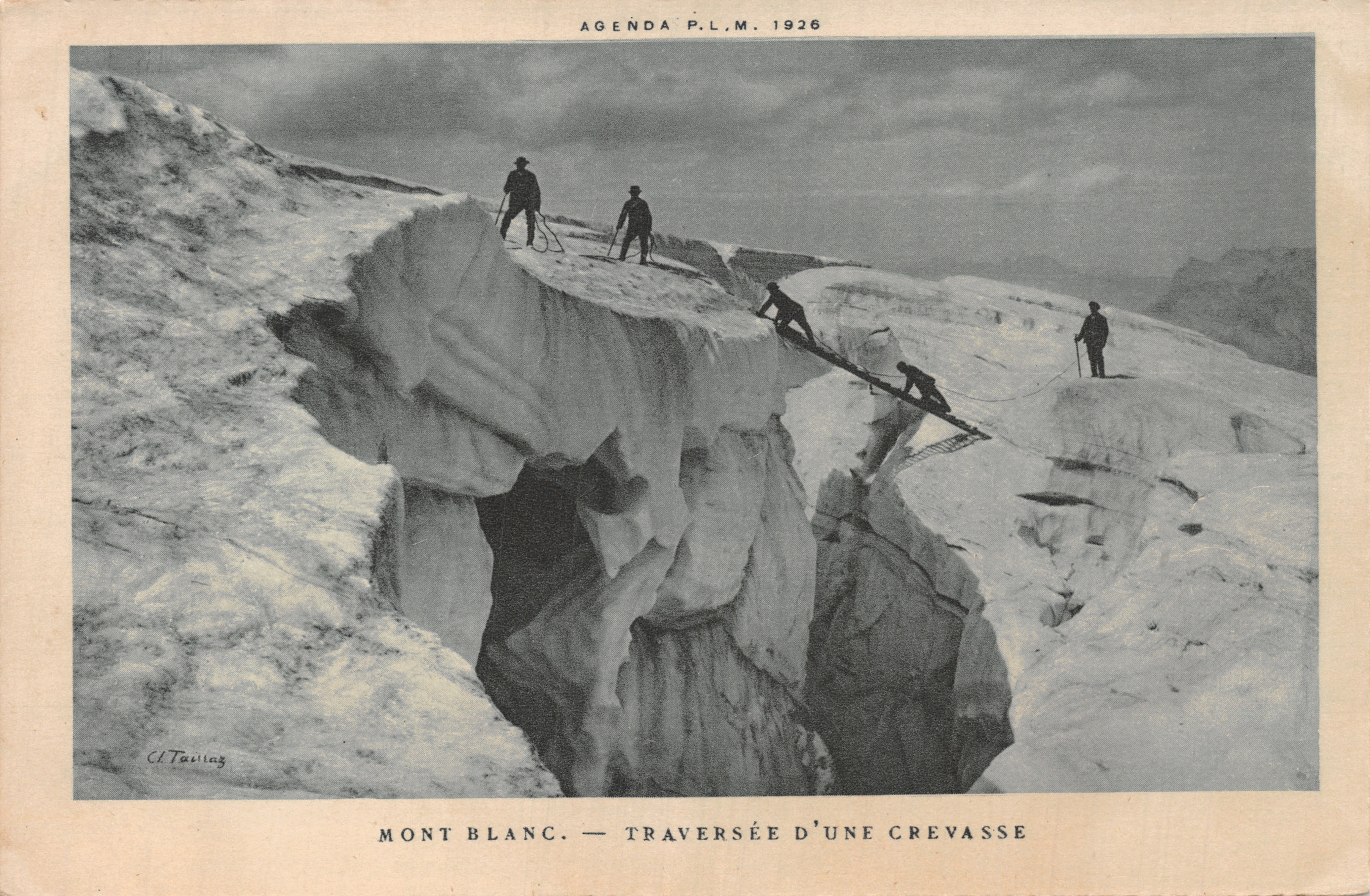 मॉंट ब्लैंक — एक ग्लेशियर की दरार के पार जाना — एजेंडा P.L.M. 1926, प्रकाशक Cl. Tassing