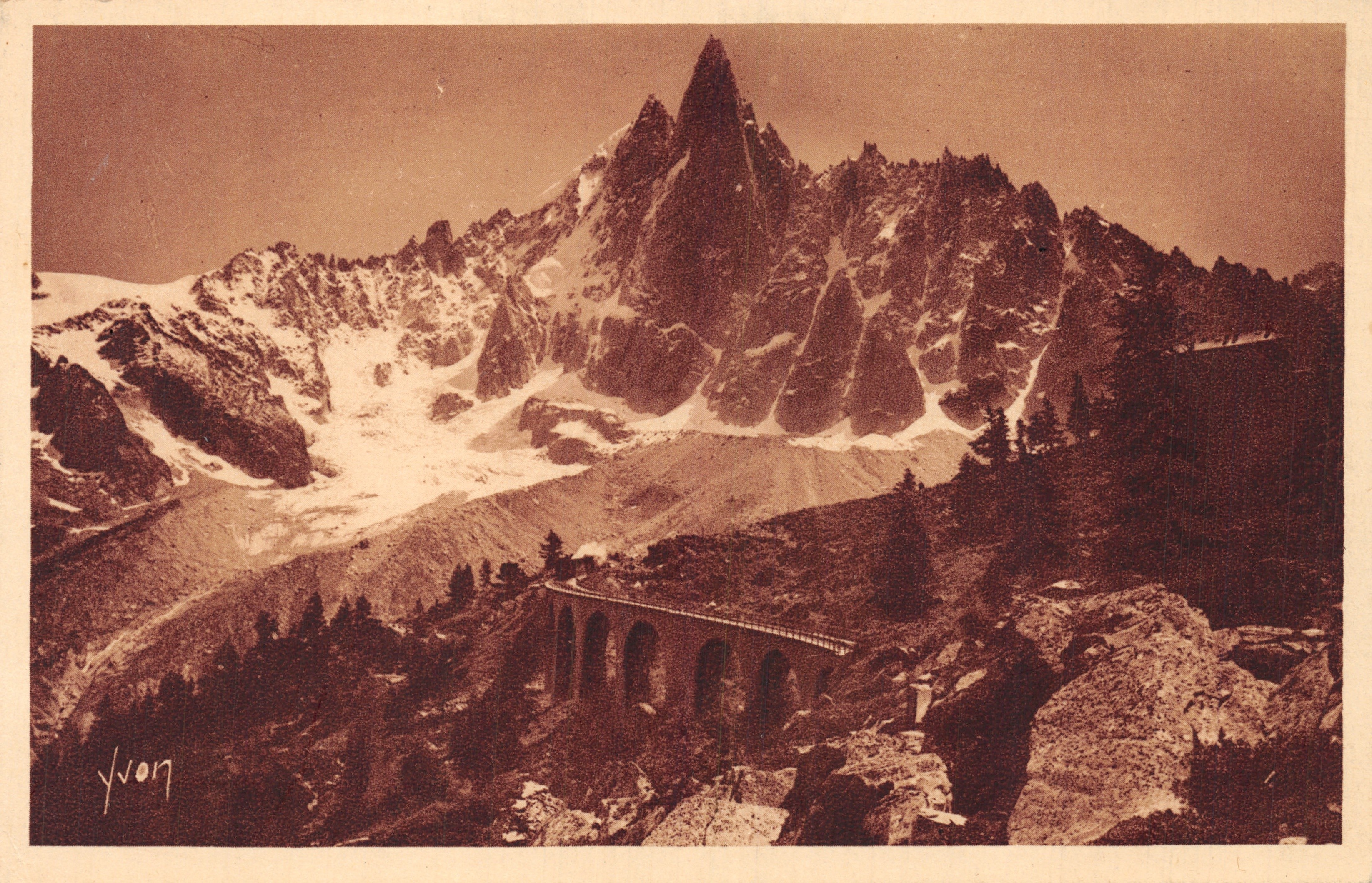 Aiguille du Dru — Massif du Mont Blanc — uitzicht vanaf de weg naar de Mer de Glace — Yvon