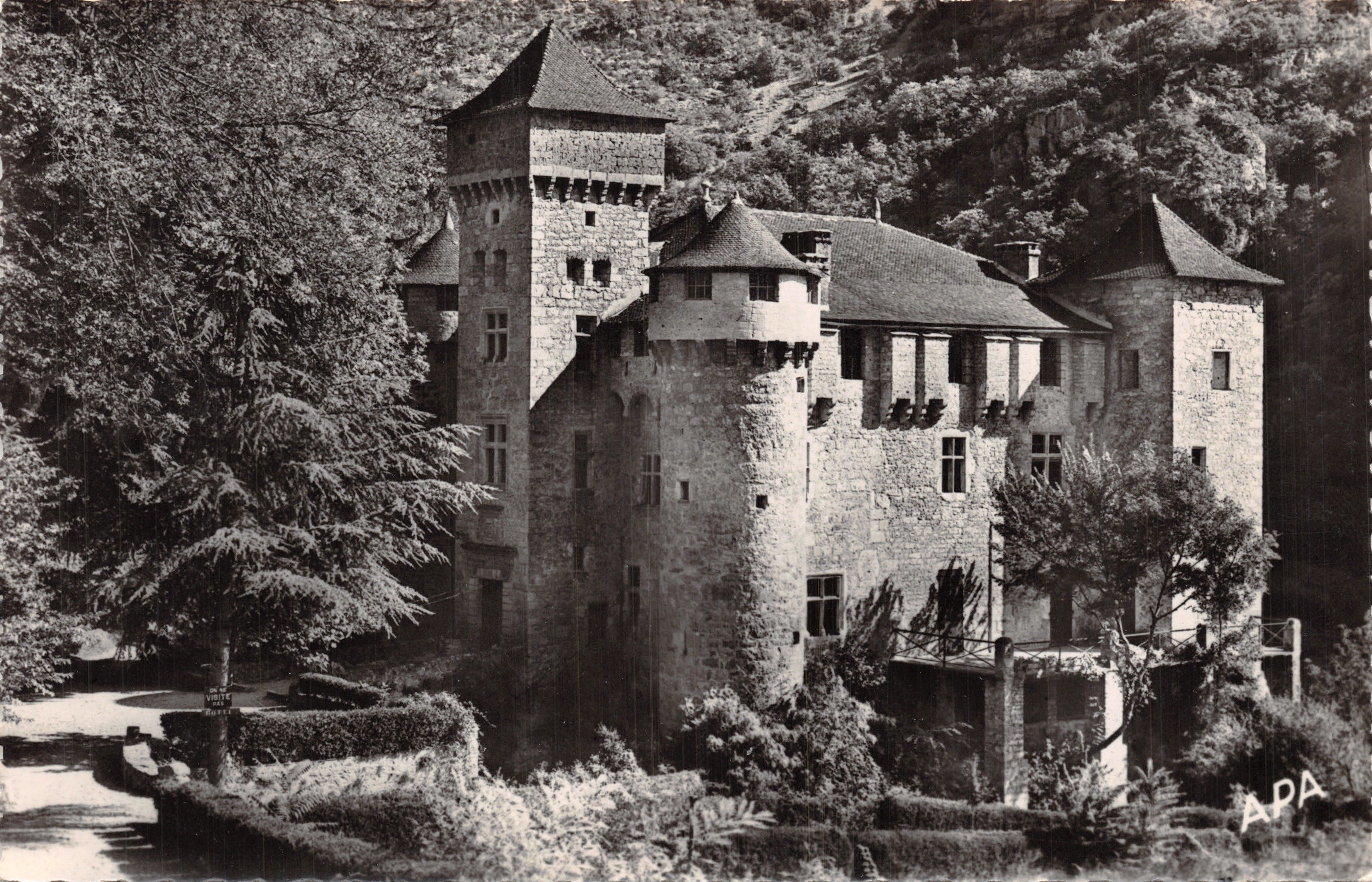 Château de la Négresse — vue du château en pierre avec toits en tuiles, entouré de végétation — éditeur APA