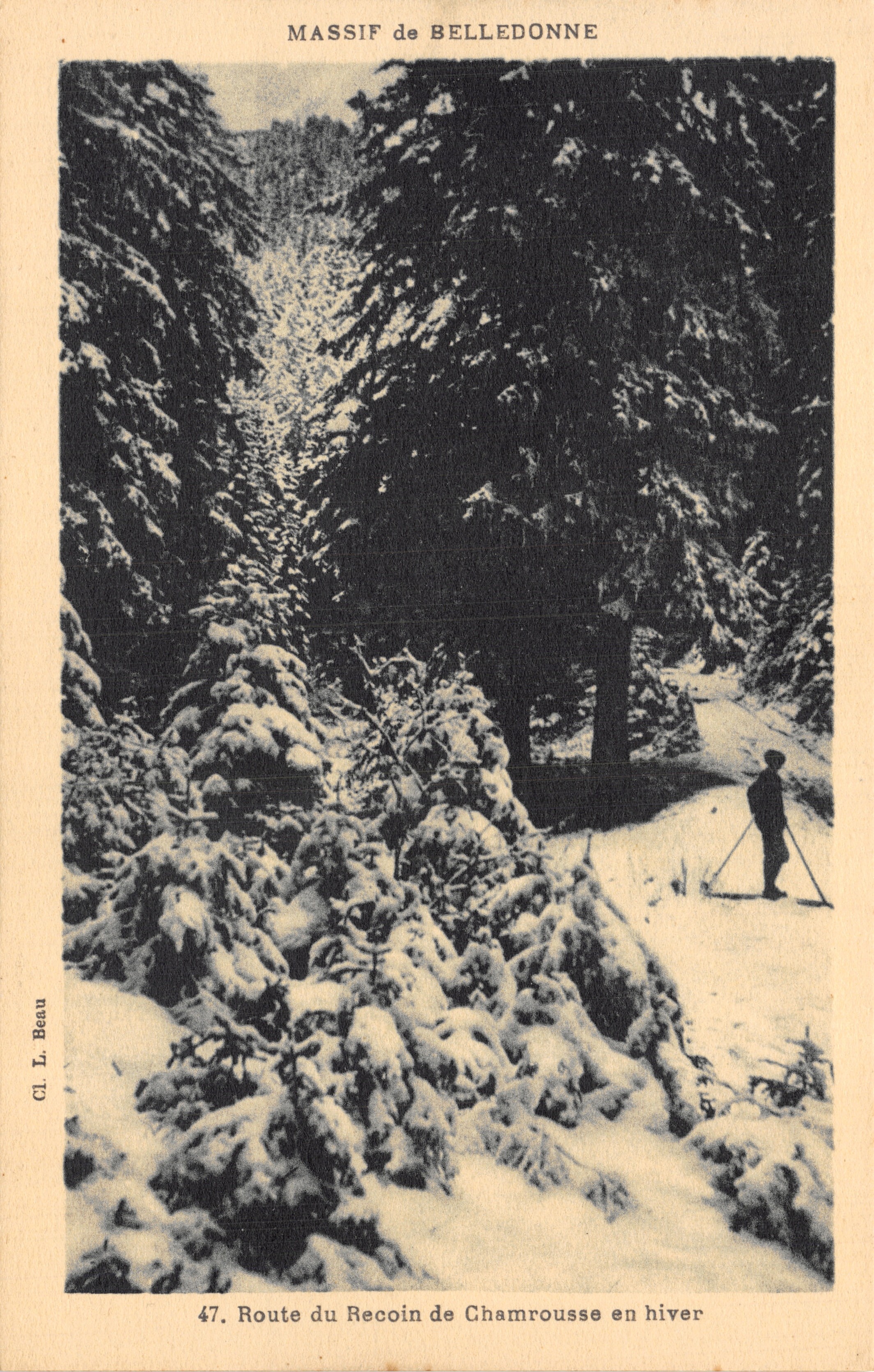 Route du Recoin de Chamrousse en hiver — Massif de Belledonne, vue enneigée avec skieur — éditeur Cl. L. Beau, n° 47