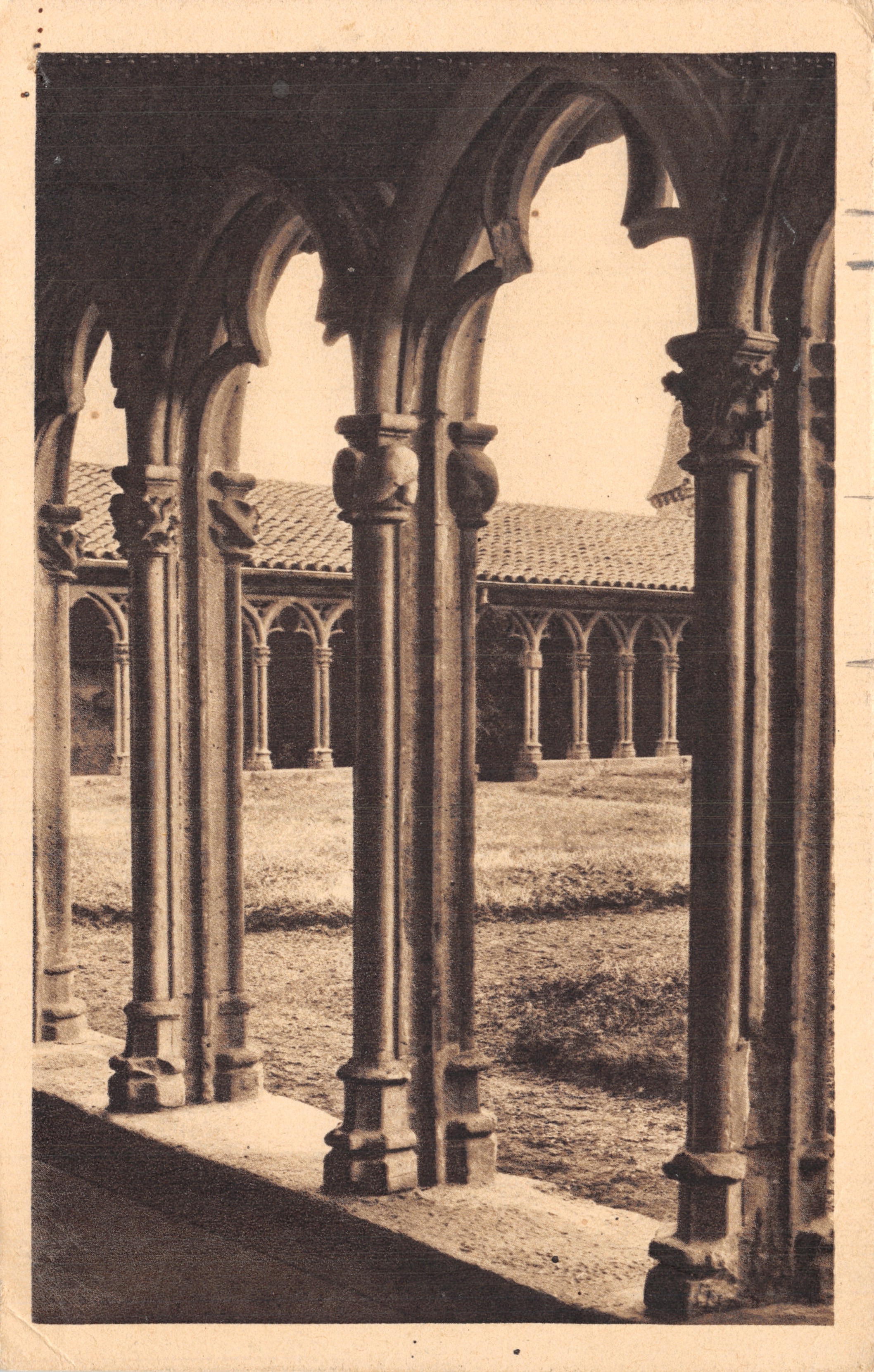 Il Cloître (XIV secolo) — Colonne e capitelli scolpiti — F. Marmontier, editore - Charlieu