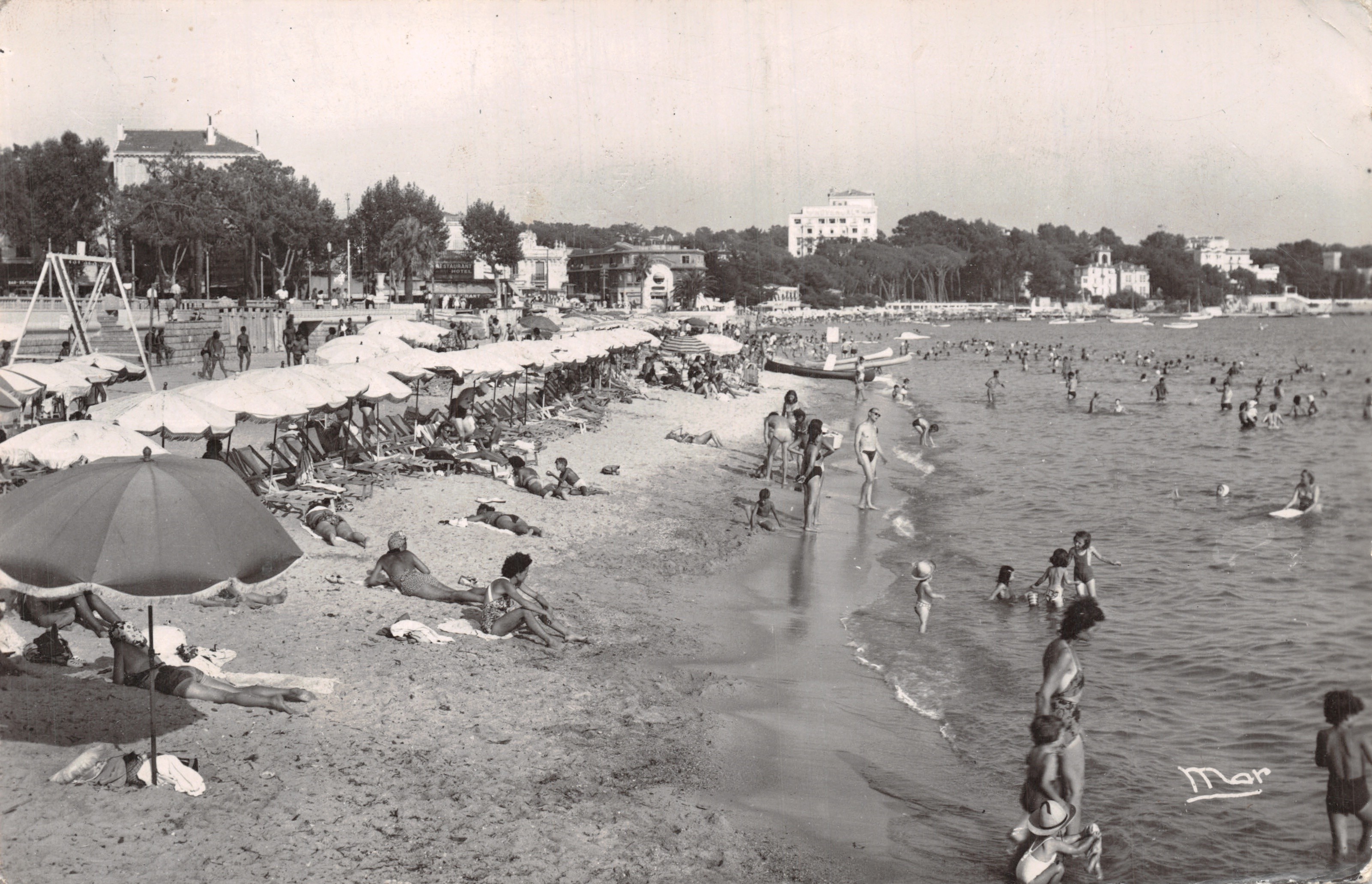 Plage animée à Juan-les-Pins — vue de la côte d'Azur — éditeur Les Éditions Française