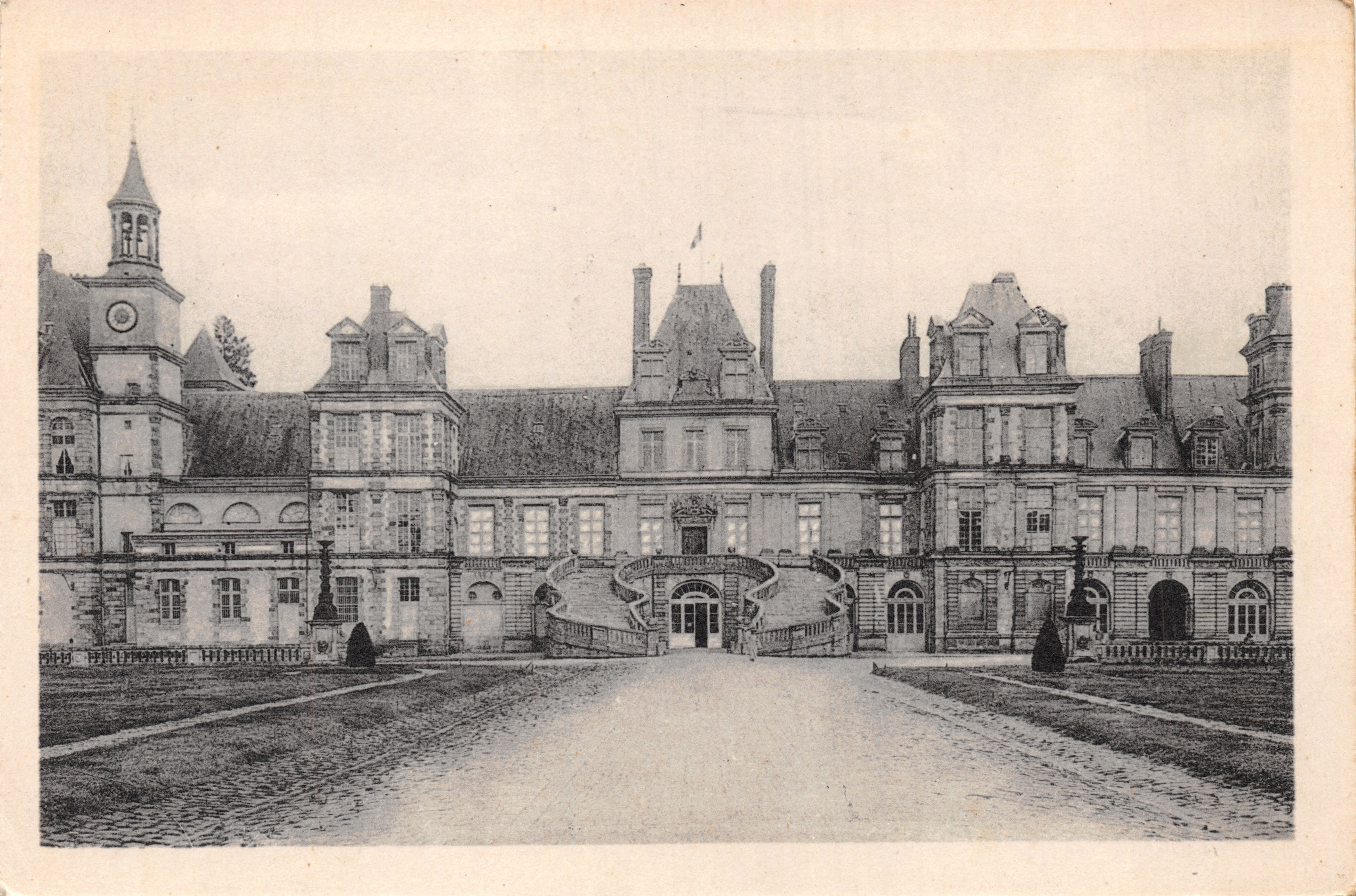 Château de Fontainebleau — vue d'ensemble de la façade principale — éditeur : Château de Fontainebleau, n° 1