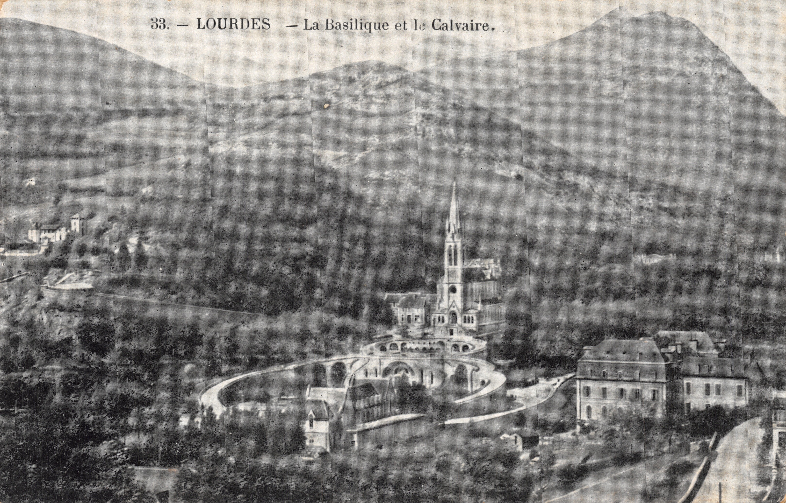 Lourdes — La Basilique et le Calvaire — Éditeur : Lourdes, n° 33