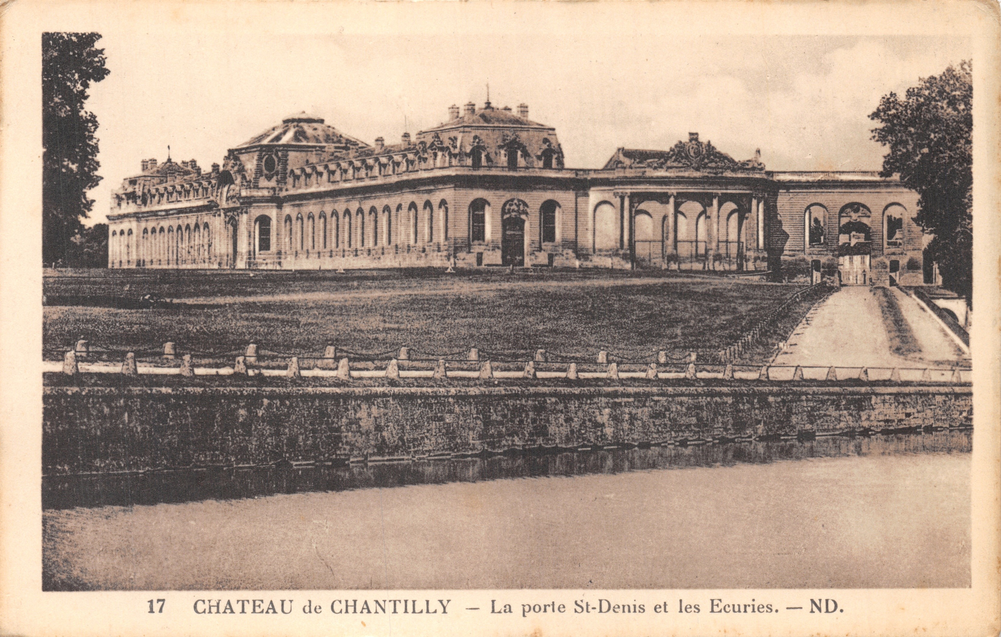 Château de Chantilly — De poort St-Denis en de stalren — ND. — Uitgever ND