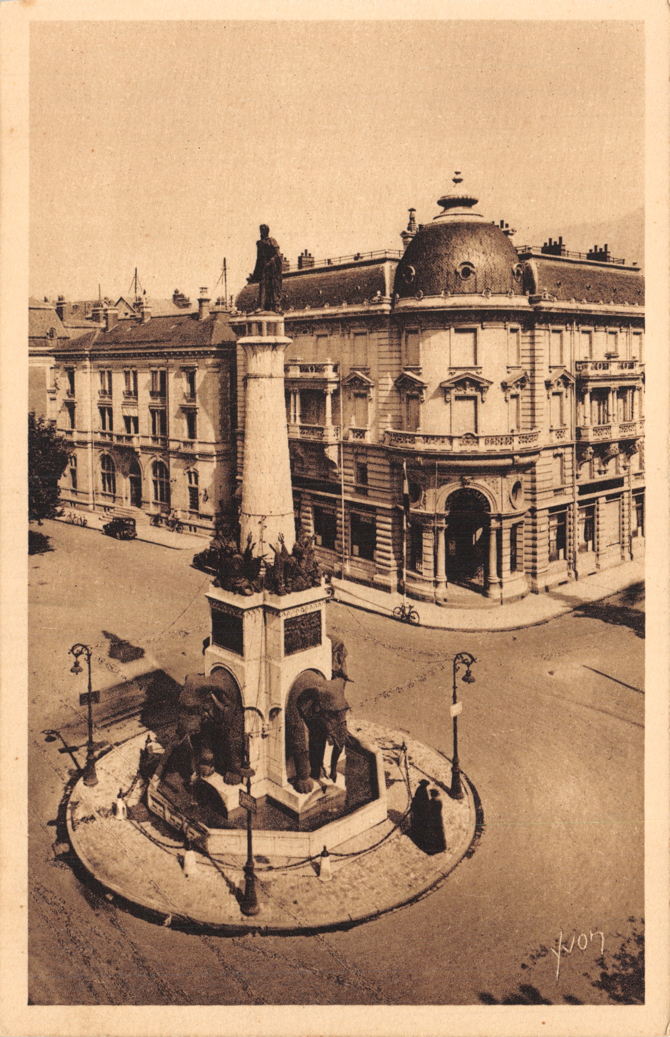 Chambéry (Savoie) — Ansicht der Fontaine des Éléphants mit zentraler Statue und domähnlichem Gebäude — Éditions d'Art YVON
