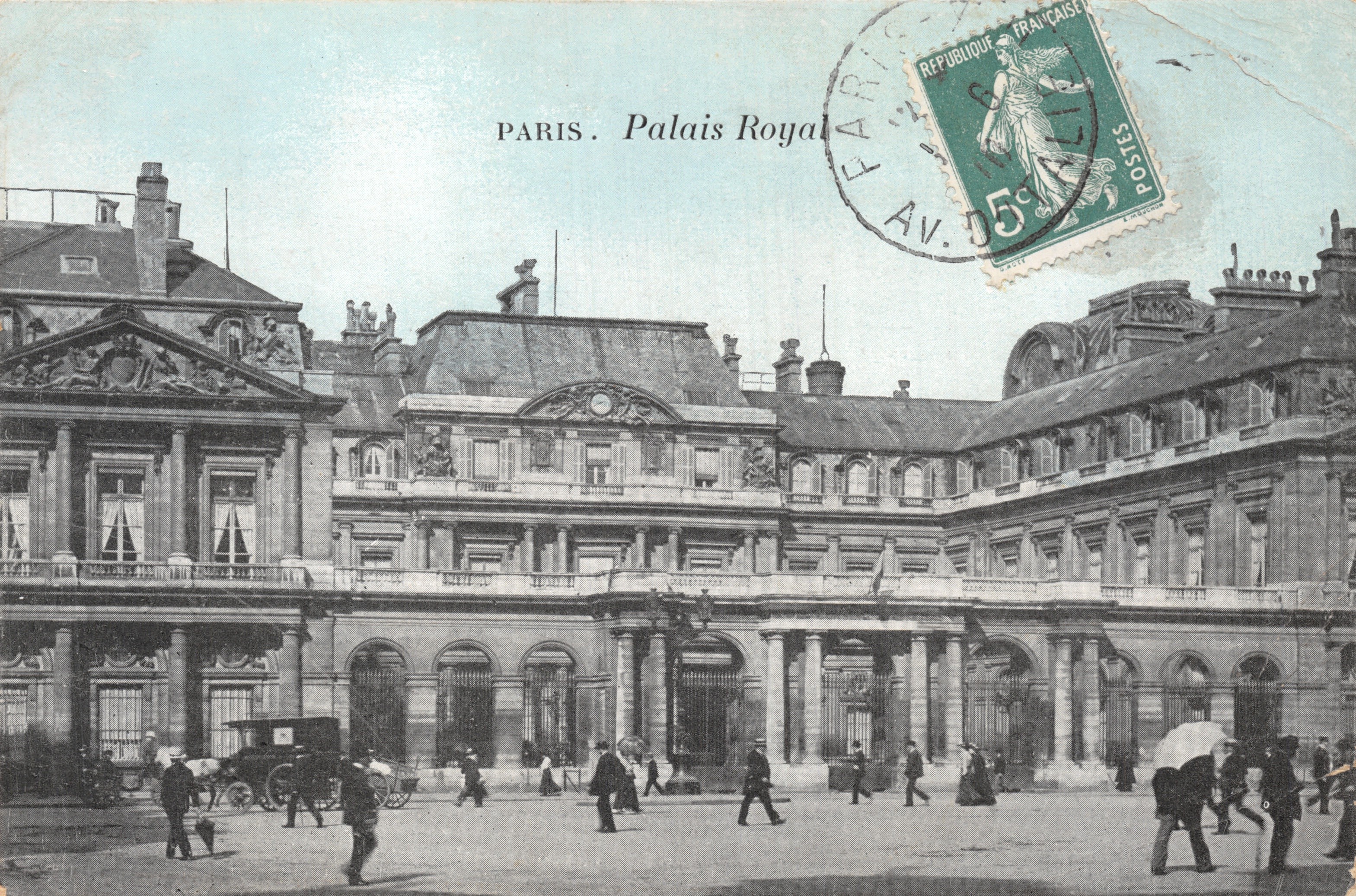 Paris. Palais Royal — vista del cortile con architettura classica e pedoni — editore non visibile, timbro da 5 centesimi