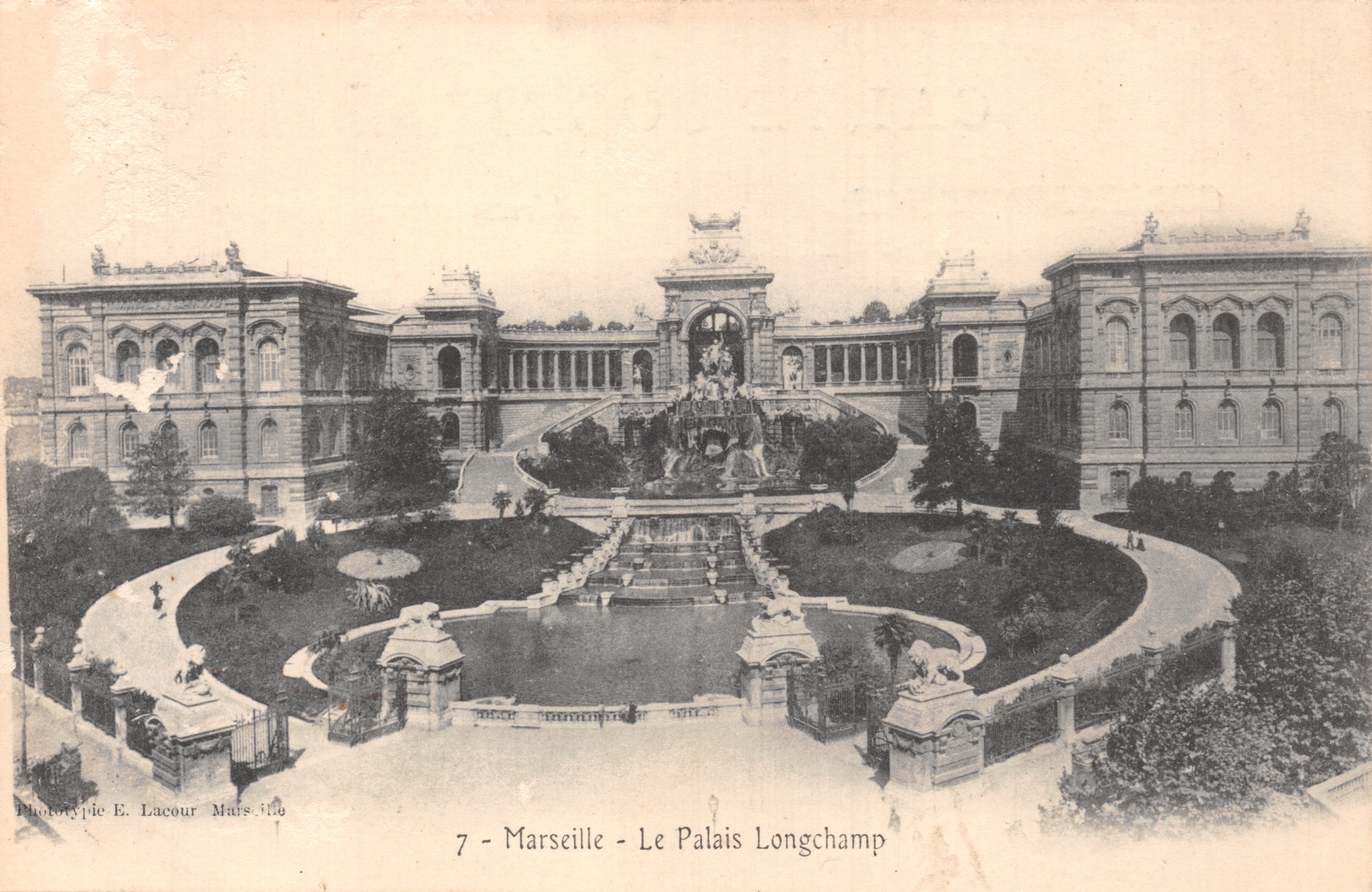 Marseille - Le Palais Longchamp — vue du jardin avec fontaine et bâtiments
