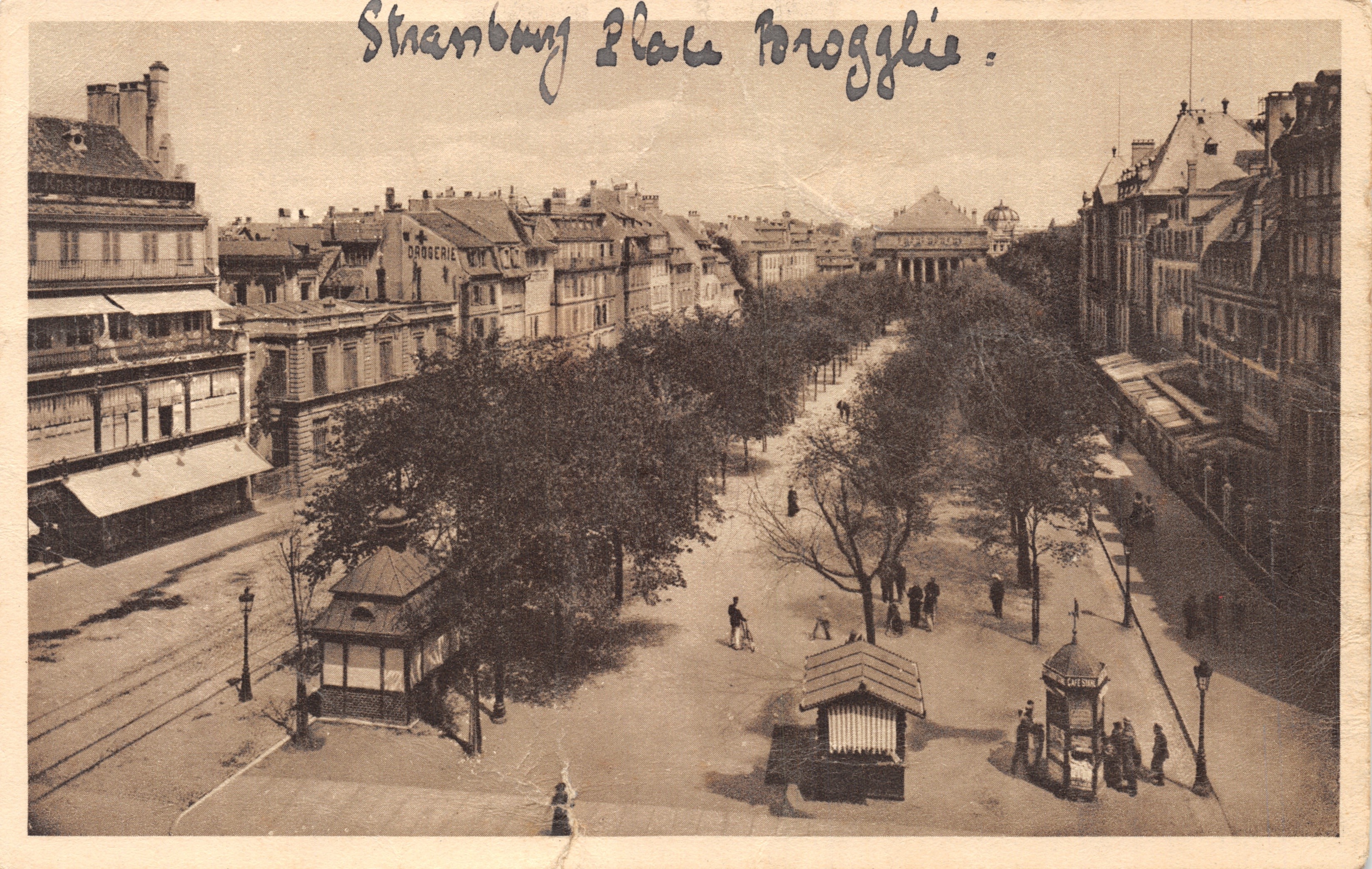 Strasbourg Place Broglie — vista della piazza con kioschi e edifici, editore Kunstverlag Emil Hartmann, numero di serie non visibile