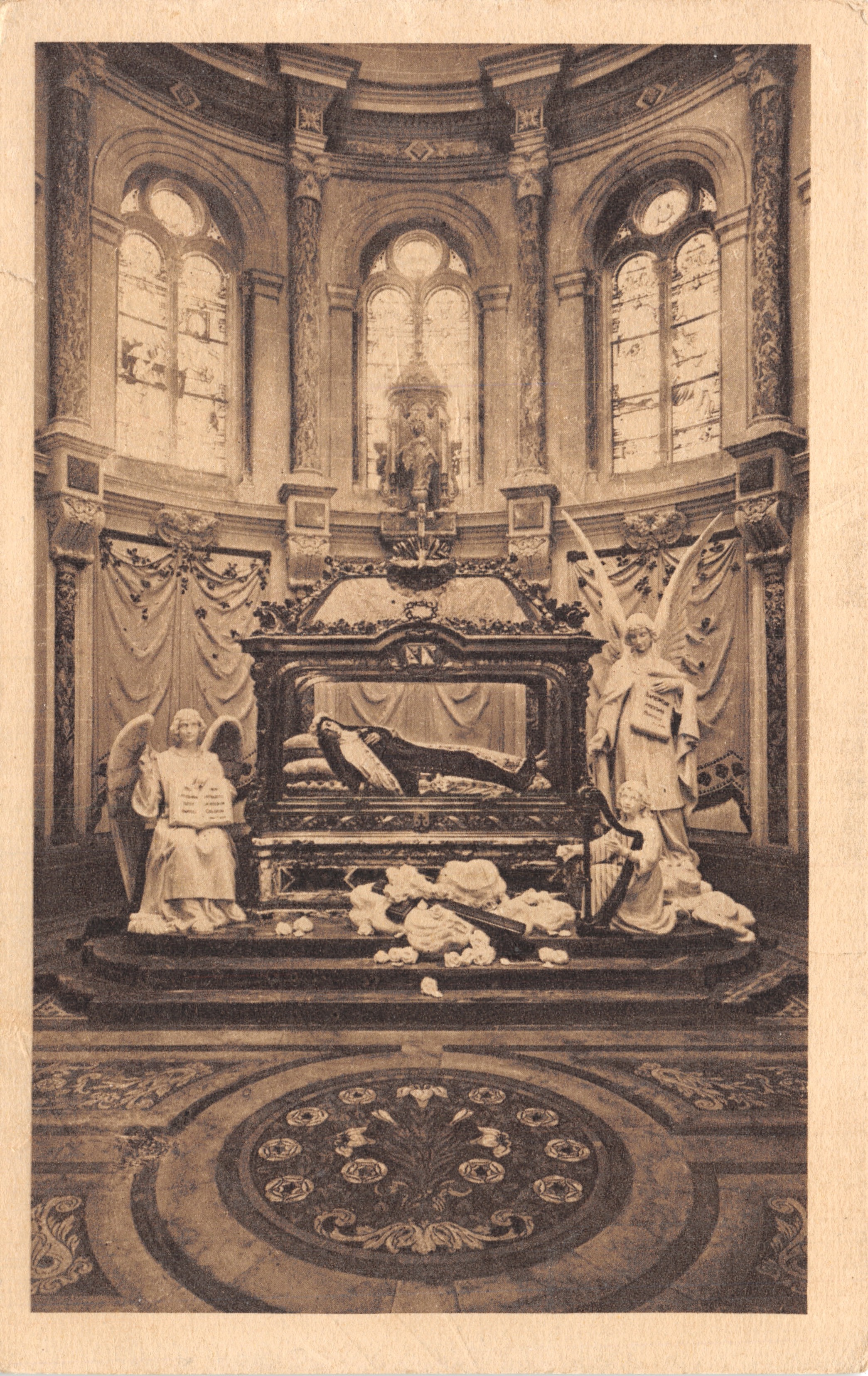 Chapelle et Châsse de la Béthérèse de l'Enfant-Jésus — statue miraculeuse de la Vierge du Sourire dans un édicule de marbre
