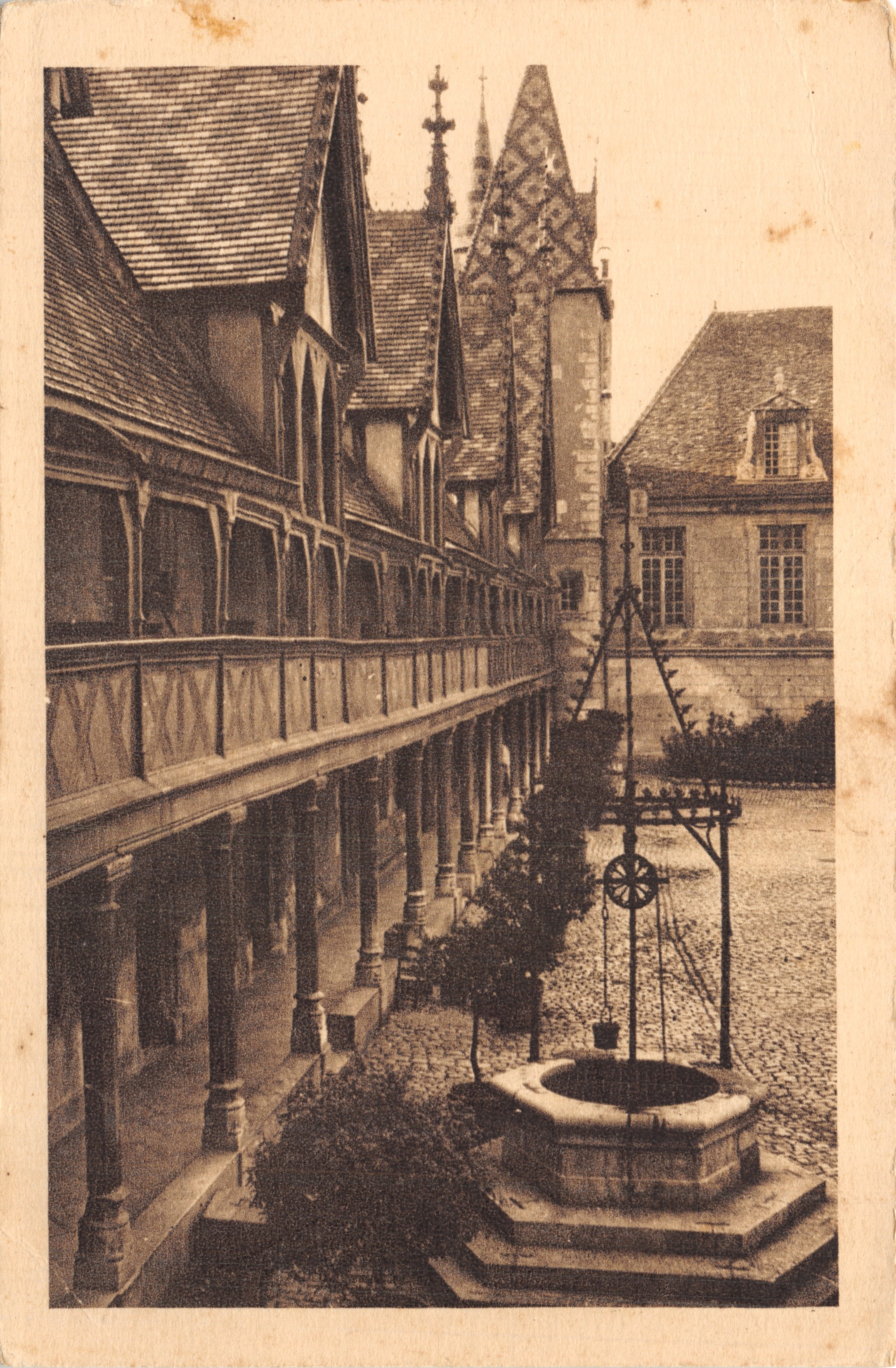 Hospice de Beaune — cour avec puits et bâtiment à colombages — Éditeur : Les Religieux de France
