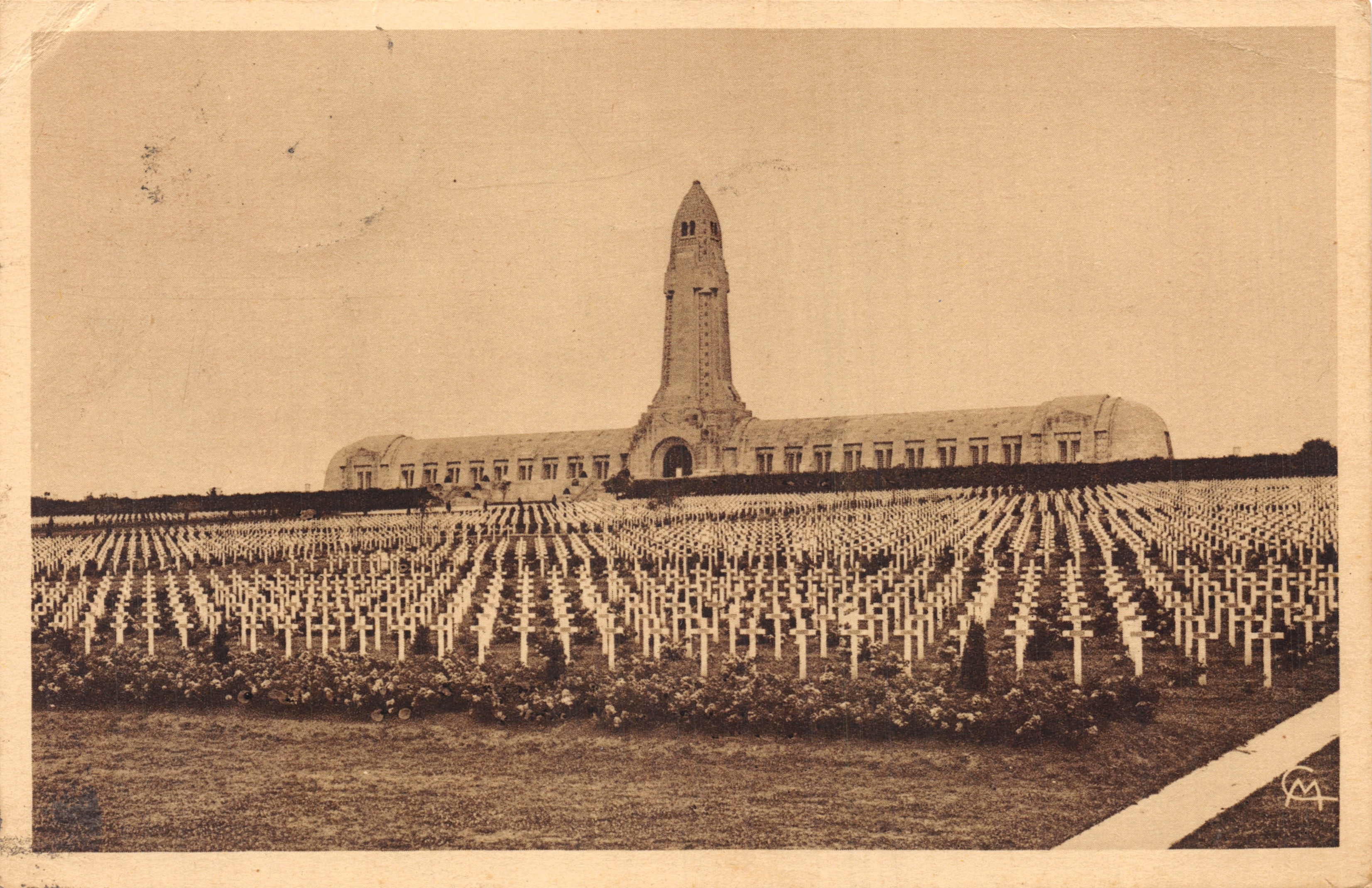 Ossuaire et Phare de Douaumont — avec Cimetière — Photo Verdun
