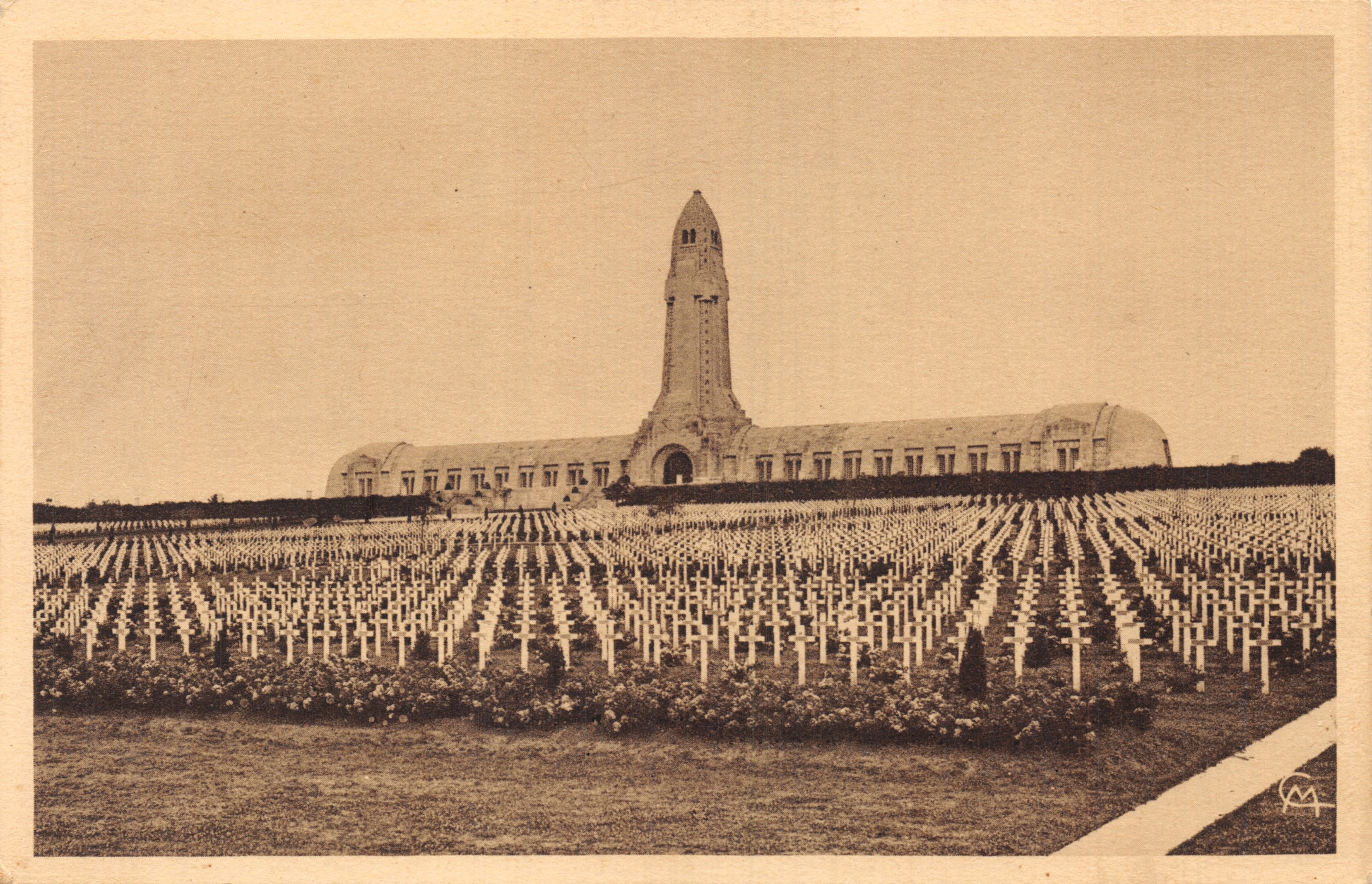 Ossuaire en Fakkel van Douaumont — met Kerkhof — Foto Verdun M.C