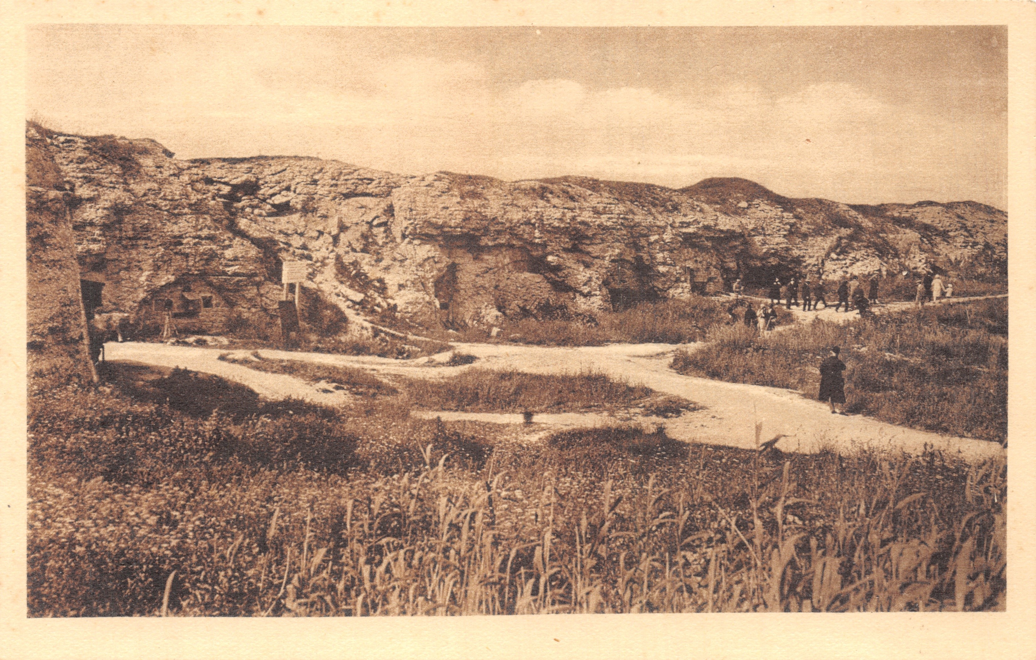 Il Forte di Douaumont — vista dei muri e dei visitatori — editore VERDUN ÉDITIONS, n. 52