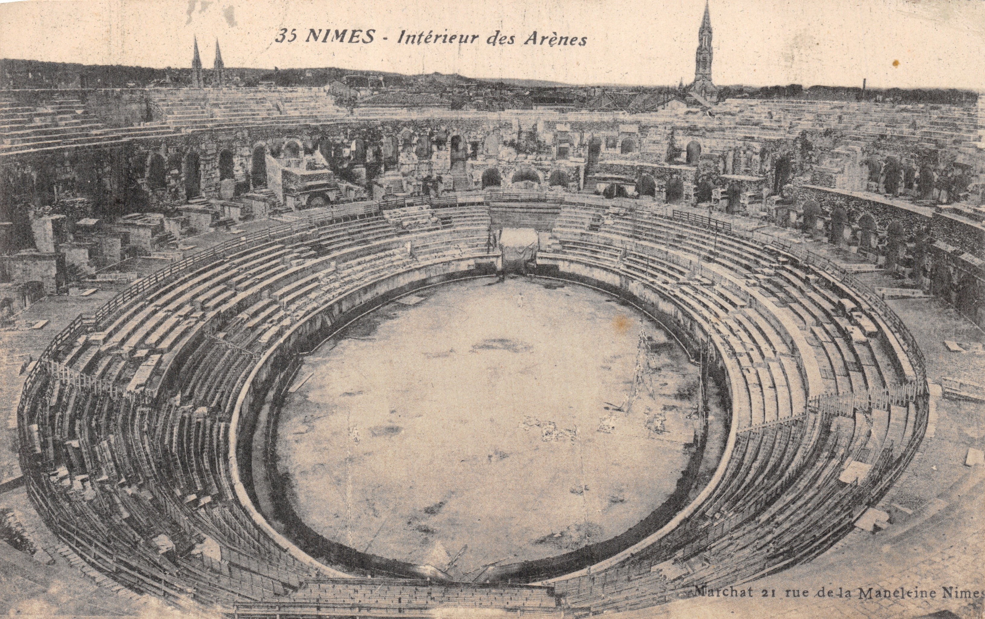 Nîmes - Intérieur des Arènes — vue panoramique des gradins et du centre, éditeur Marchat, 21 rue de la Maneleine, Nîmes