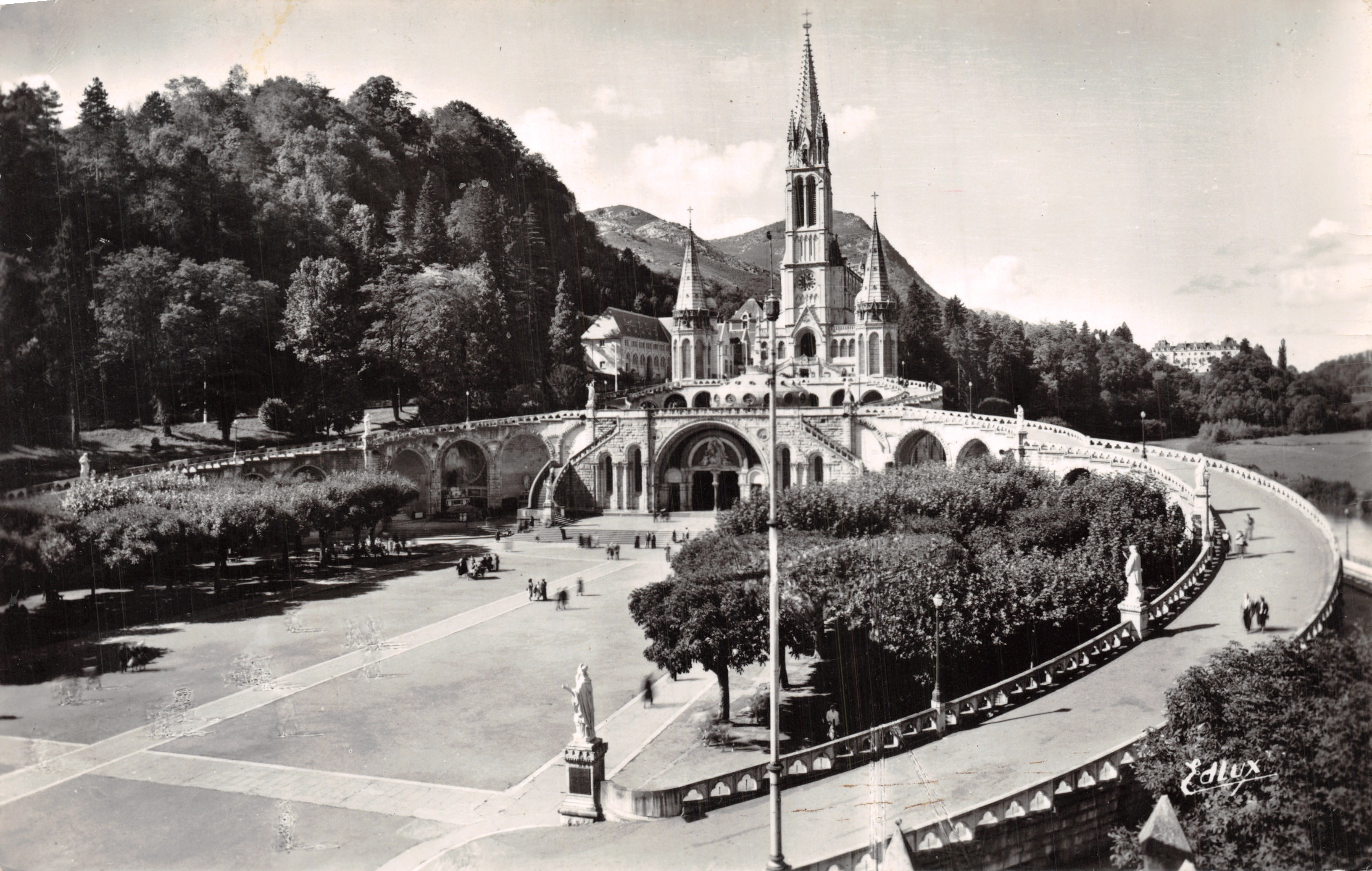 Lourdes — De basiliek en de esplanade — Uitgever Edlux