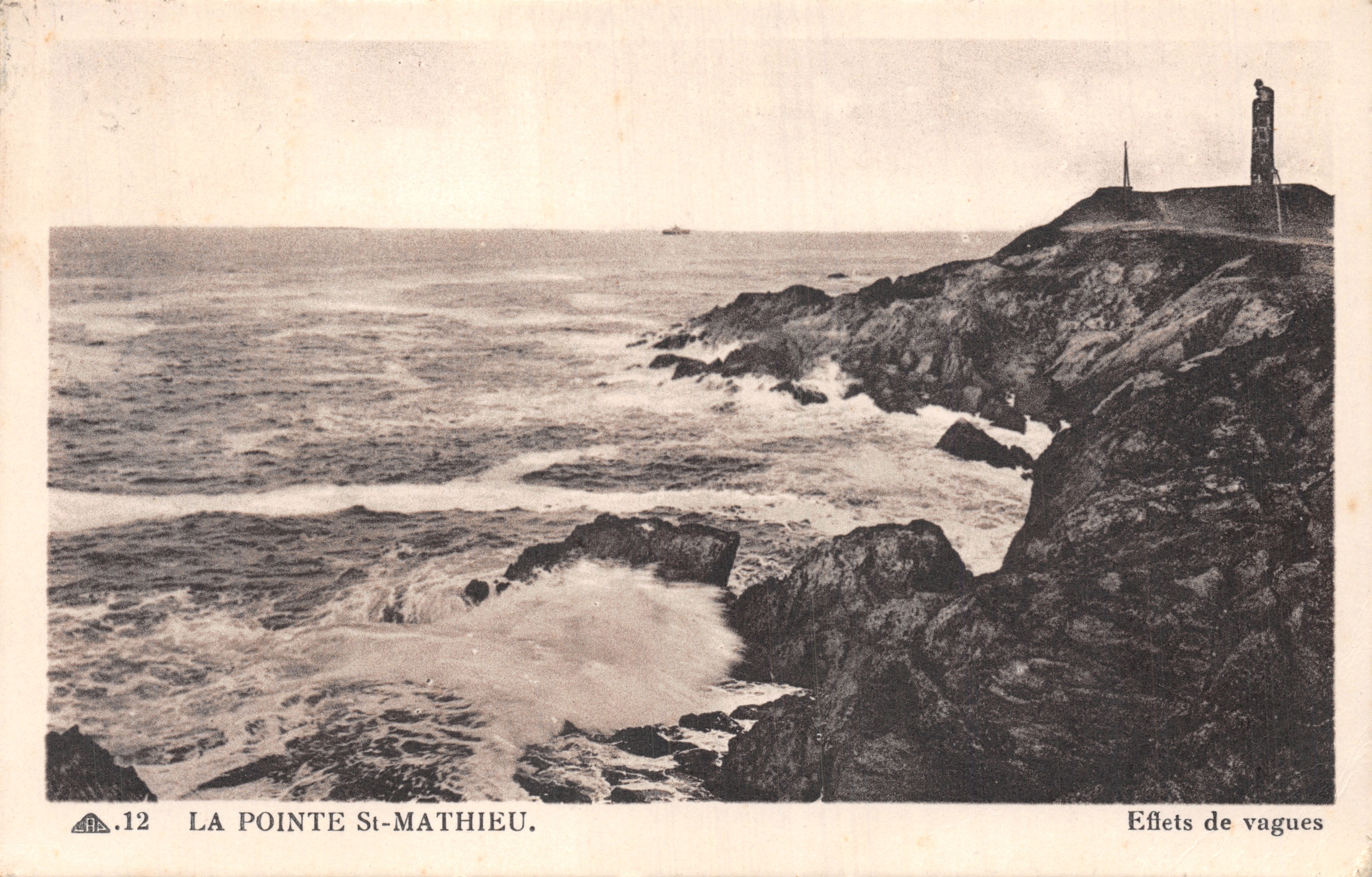 La Pointe St-Mathieu — effets de vagues, phare sur rochers — éditeur C° DES ARTS PHOTOMECHANIQUES - STRASBOURG-SCHILTIGHEIM, n°12